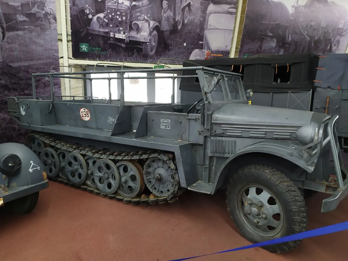 Немецкий полугусеничный тягач&nbsp;Sd.Kfz. 11. Перевозил до 8 человек и мог таскать за собой прицеп до 3000 кг