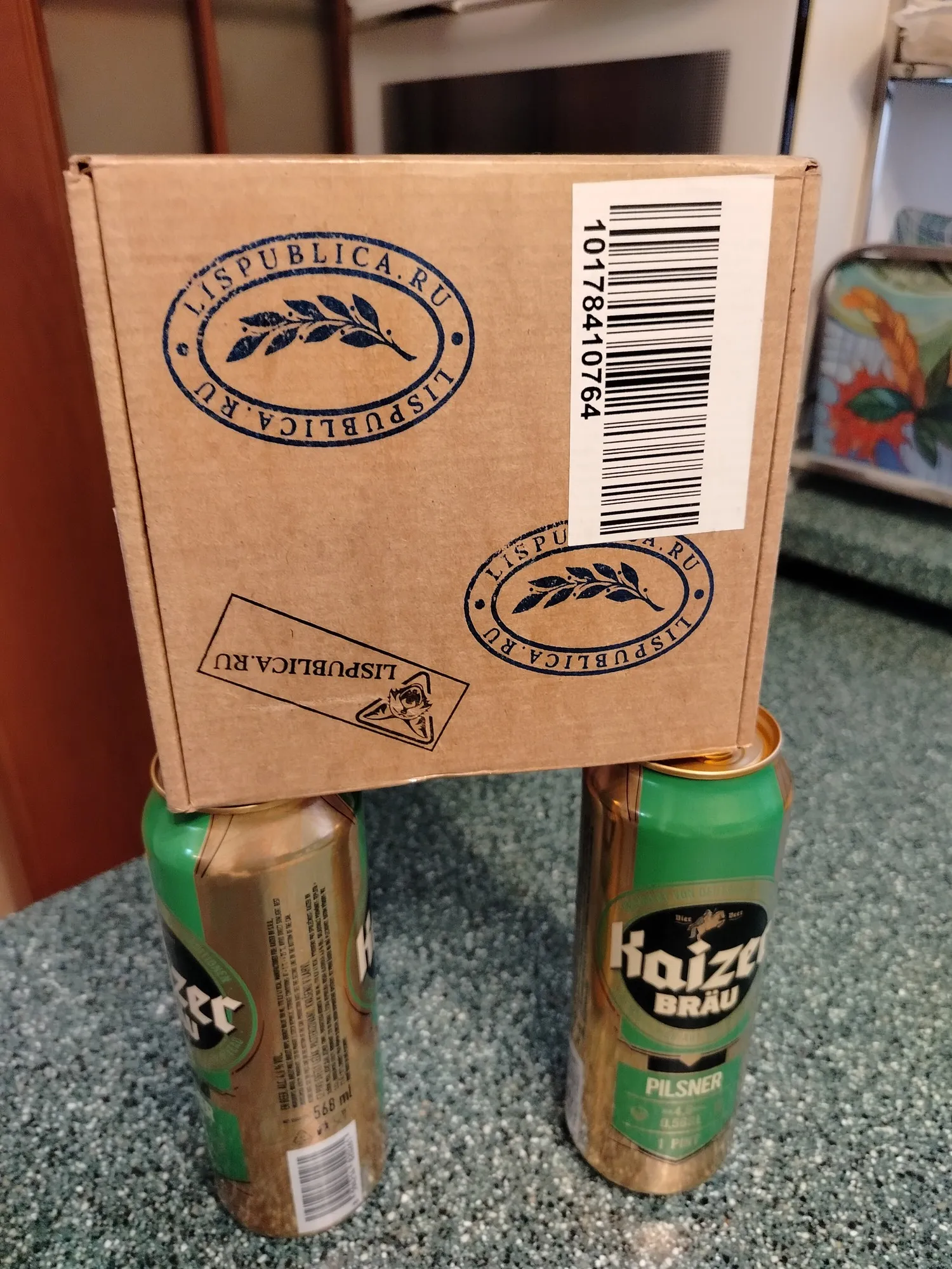 Общий вид посылки (банки в сделку не входили и использованы исключительно в целях подставки)