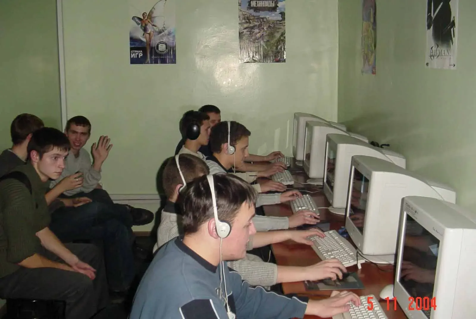 Типовое заведение приобщения молодежи к этим вашим "компухтерам". Если верить указанной на фото дате,  перед нами далекий 2004-ый год.