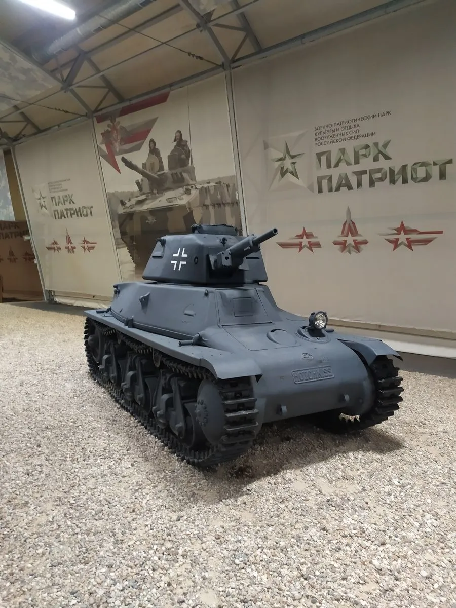 Малыш&nbsp;"Гочкис", он же Hotchkiss h39. Изначально французский довоенный танк, ставший трофеем сначала для немцев, а затем и советской армии. На фото выглядит как игрушечный, но это вполне настоящий экспонат