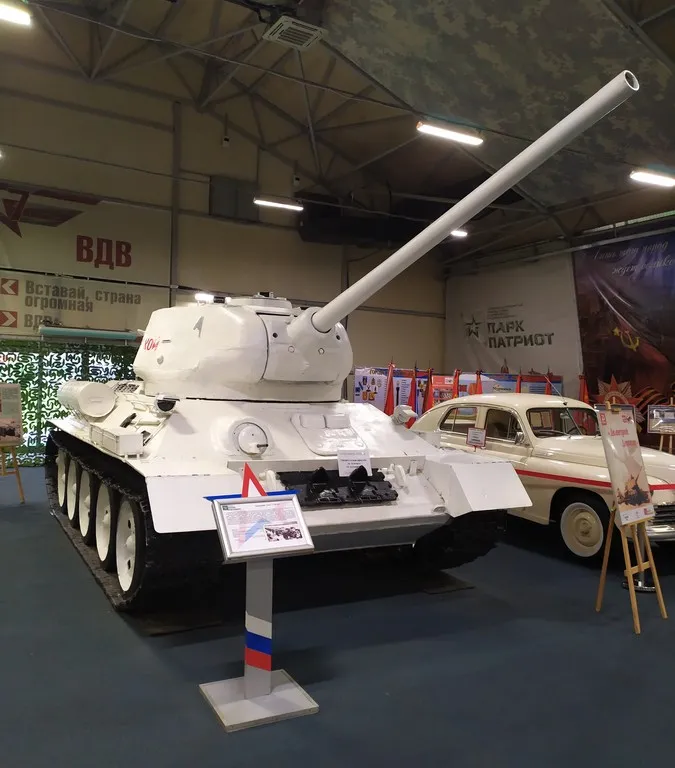 Танк победы Т-34-85 - куда без него. Танк имеет характерную "омскую" форму башни, а конкретно эта модель до кучи является "парадной", то есть допиливалась для участия в парадах.