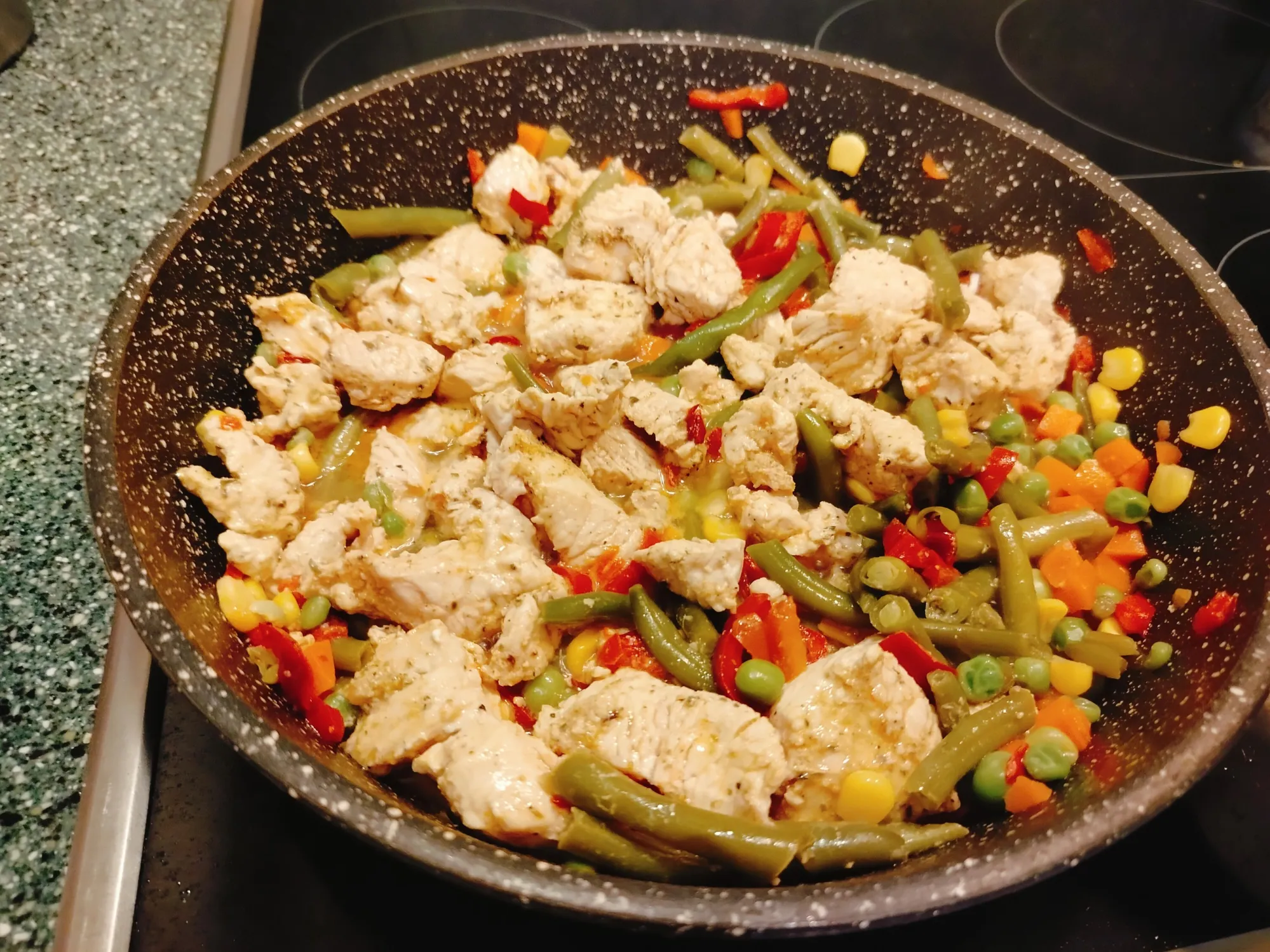 Выкладываем на сковородку пакет овощей на выбор и даём им минуты 3 попариться самостоятельно. Затем поверх выкладываем индейку. Овощи, если они замороженные готовятся чуть дольше мяса, поэтому им надо дать чуть больше времени, а по&nbsp;моей ничем не подтверждённой теории если их положить вниз, они дойдут быстрее и при этой отдадут аромат мясу. Под конец всё хорошенько перемешиваем. На фото у нас уже почти готовое блюдо.