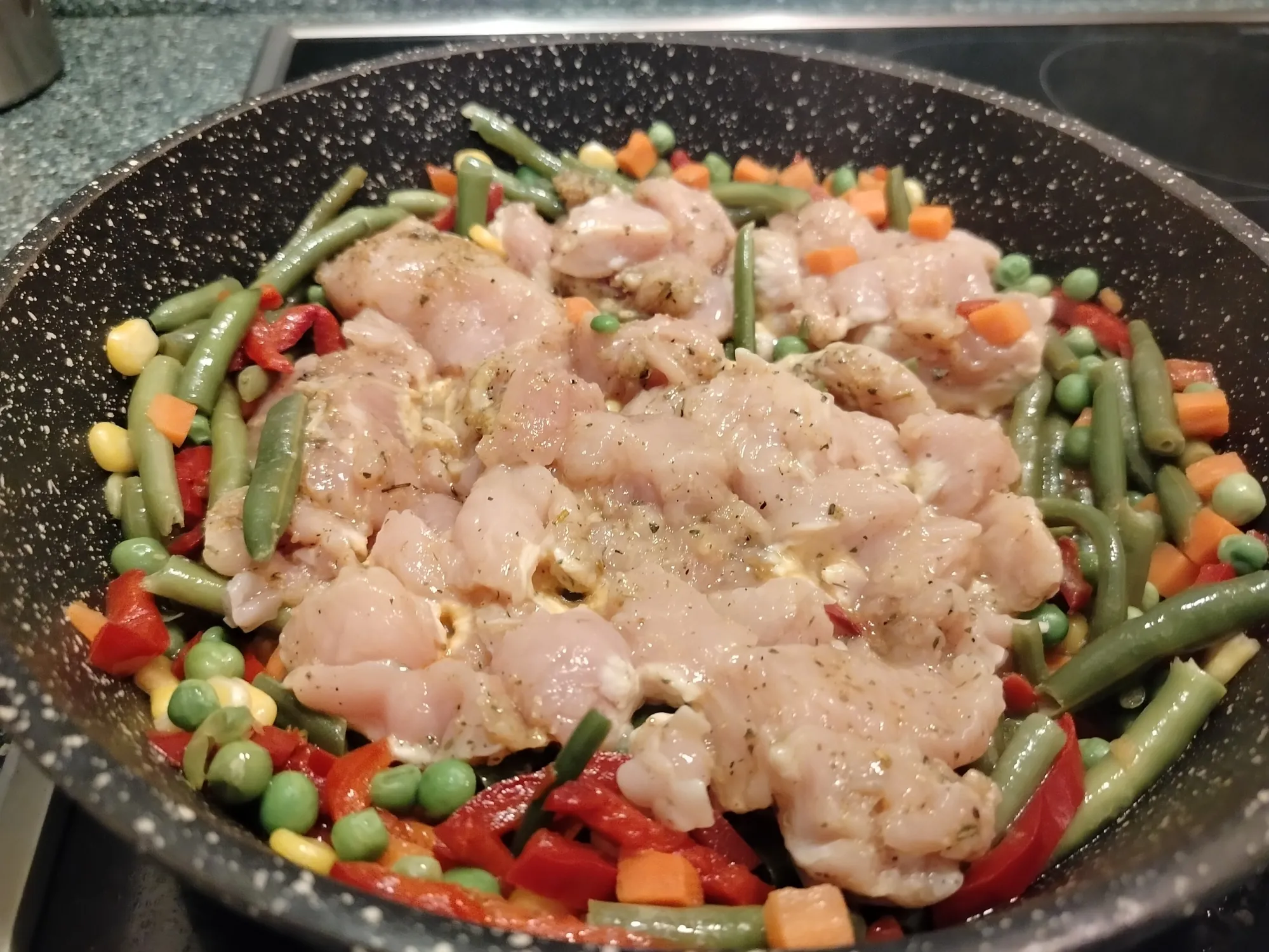 Мой фирменный рецепт подготовки мяса: берём приправу для курицы, в меру обильно посыпаем ей, добавляем немного молотого сушёного чеснока. Можно и в виде 1-2 зубцов не молотого, главное не свежего - в этом блюде он будет не очень гармонировать. Я лично также люблю сыпать по делу и без прованские травы. Куски мяса, если режете его самостоятельно, не должны быть слишком мелкими.