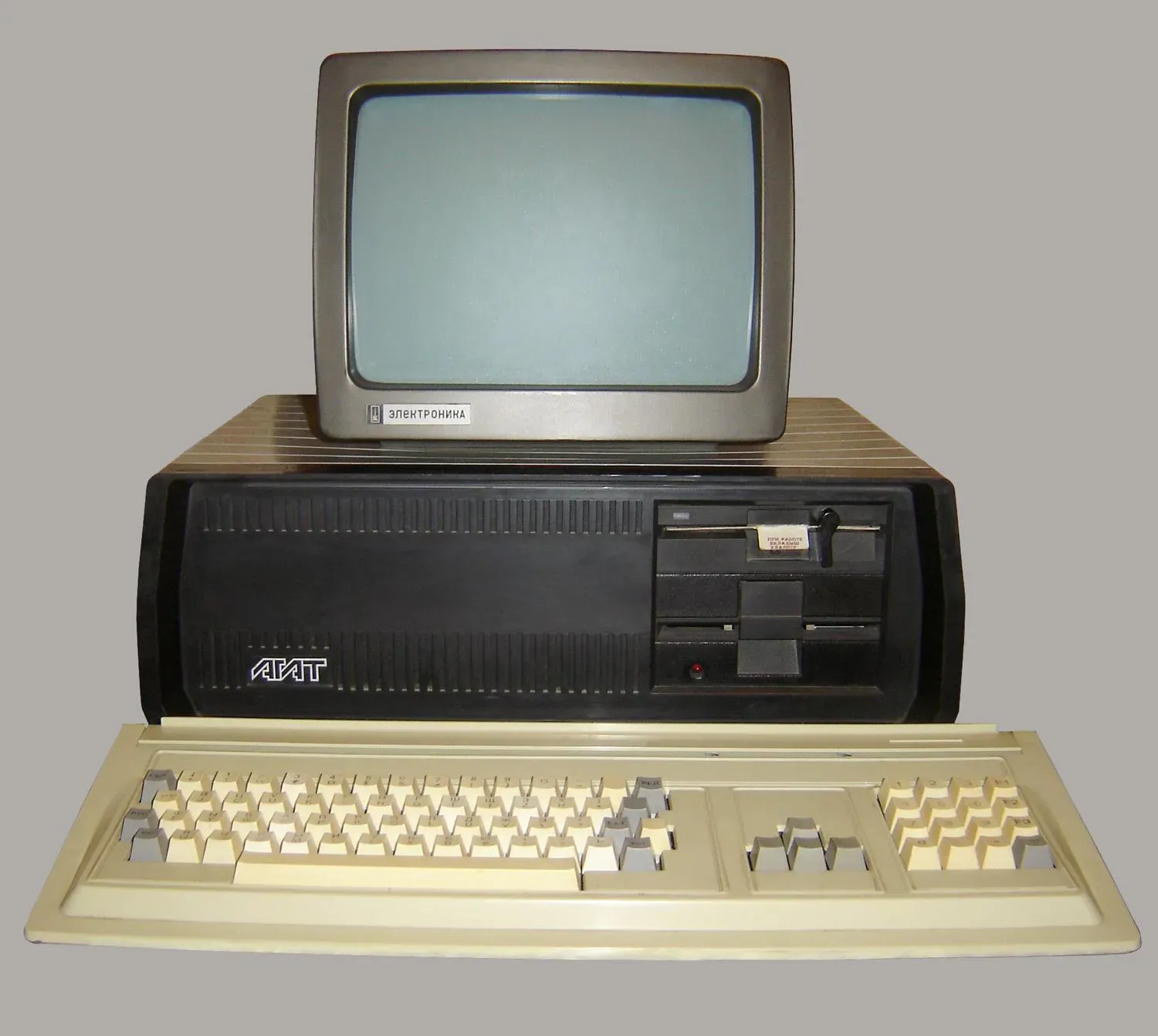 Легендарный ЭВМ Агат - по своей сути советская копия Apple II, Производился в довольно больших по меркам СССР количестве. Операционную систему, само собой, тоже заимствовали.&nbsp;