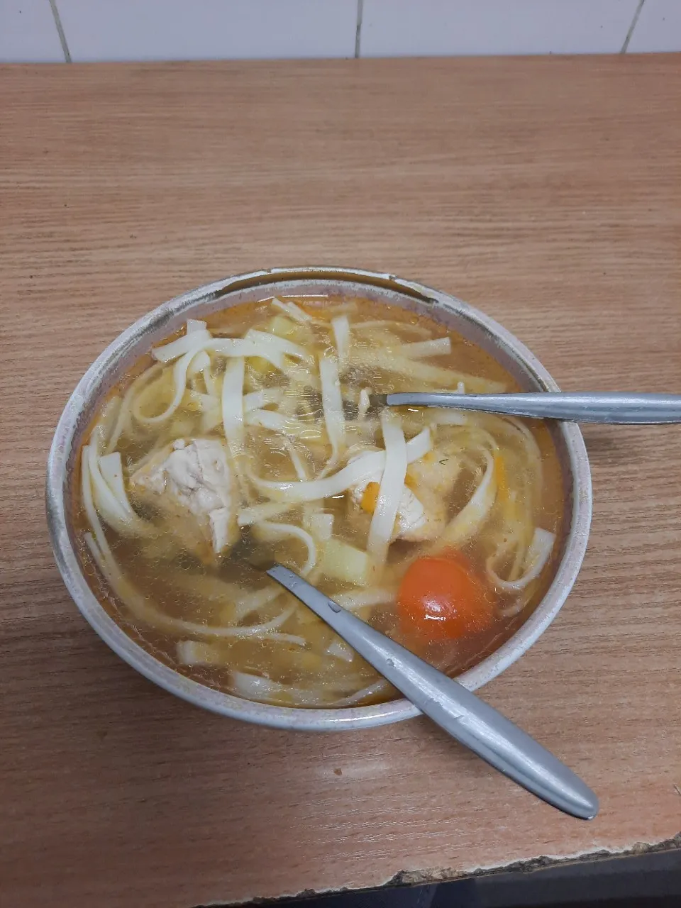 ложка и вилка - ибо я не ебу, как такую лапшу ложкой есть)))