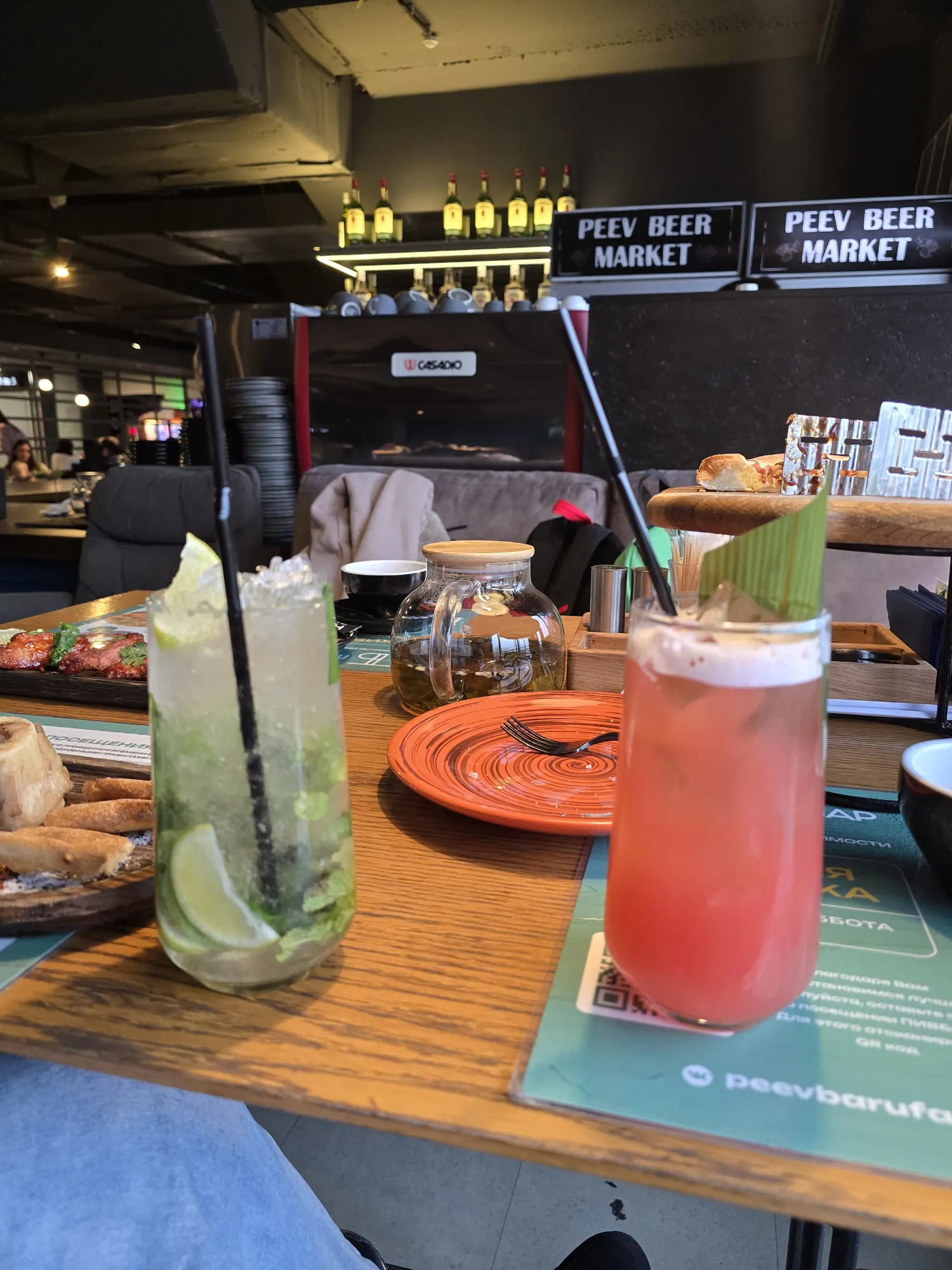 Розовый - это уже второй. Мне он понравился, я дублянула. Чёто с вишней. И у меня ещё был. б-52, но фото нет