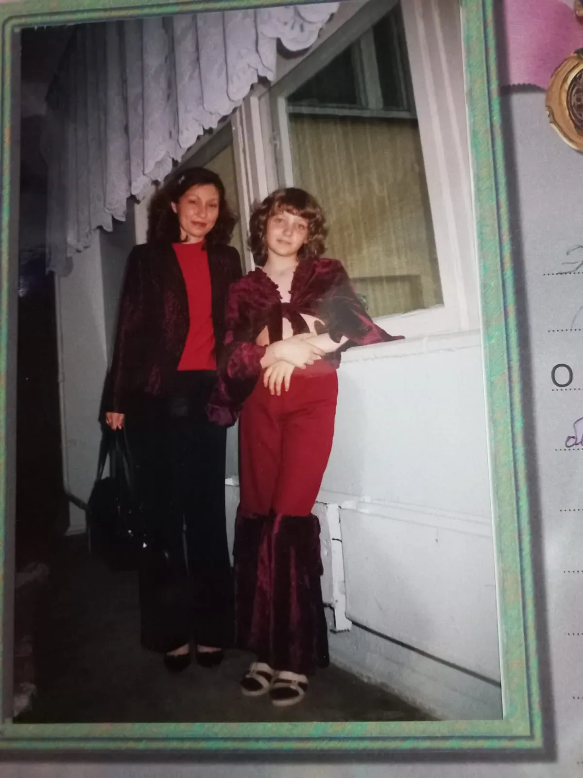 моя первая учительница. и я-второклашка. и босоножки на колготках xD