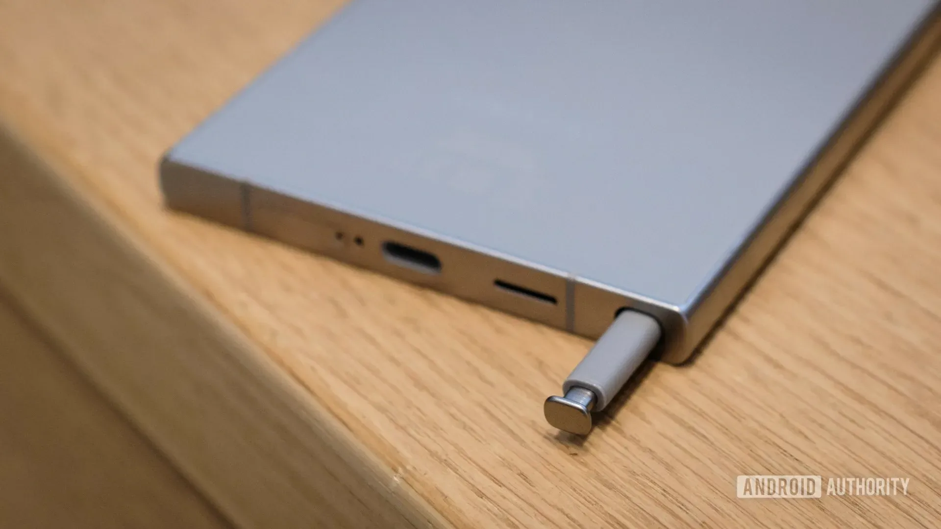 вот так был заныкан. думали чо за кнопка, а там сюрпрайз