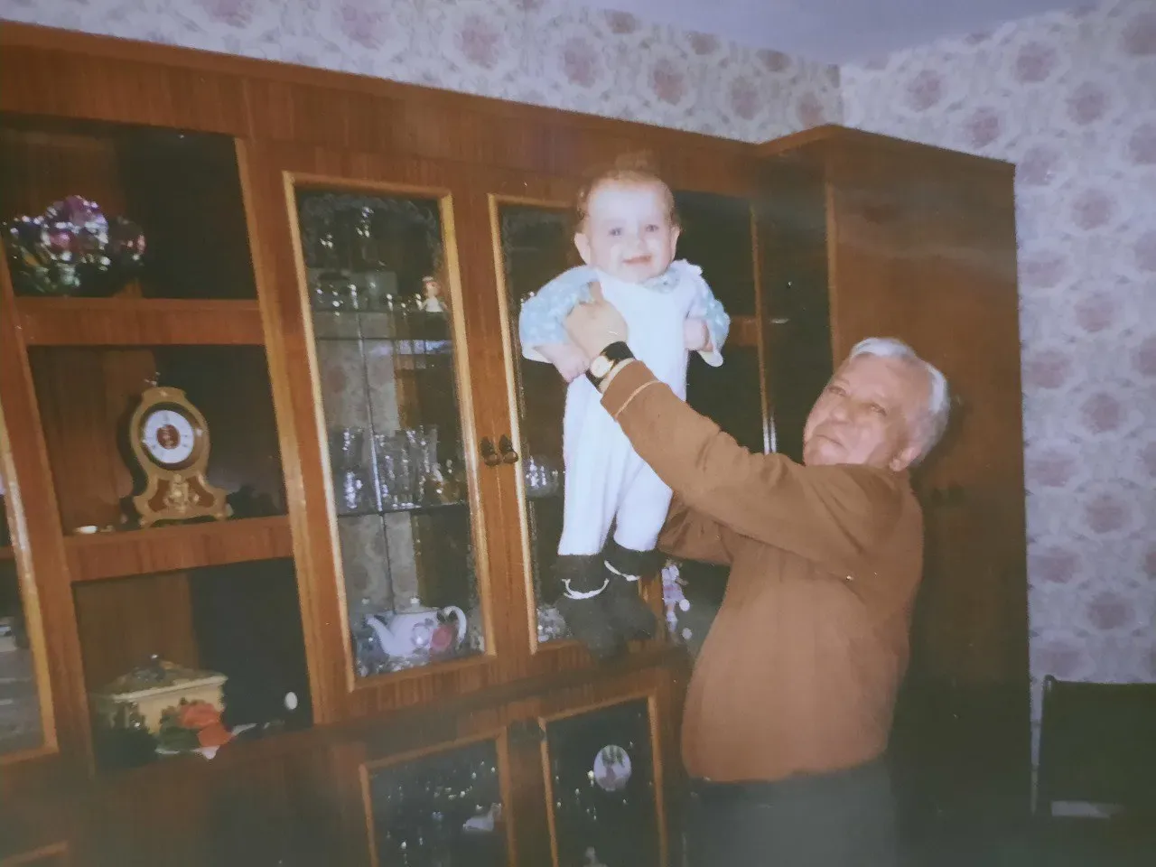 а эт меня дедушка впервые увидел и заплакал, ибо узнал, что у меня глаза как у него))