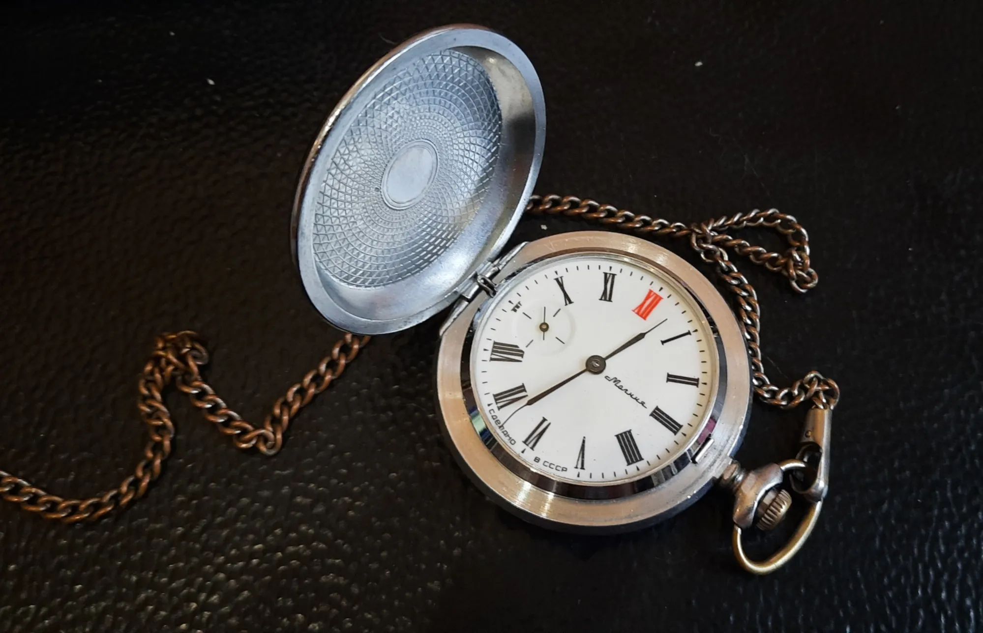 Дедовские механические часы Молния на цепочке. Стильно, красиво, ретроградно. Но заводить нужно раз в сутки