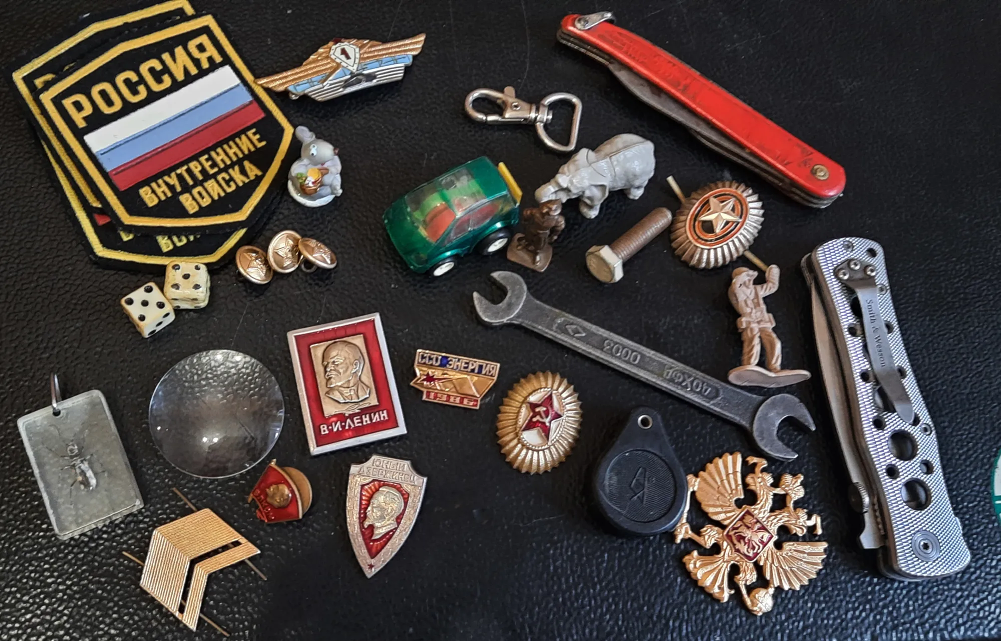 Так же как у Линды, куча каких-то болтиков, комсомольских значков, кокард, ножичков. Сфотал частично. Там бы выкинуть две трети по-хорошему.