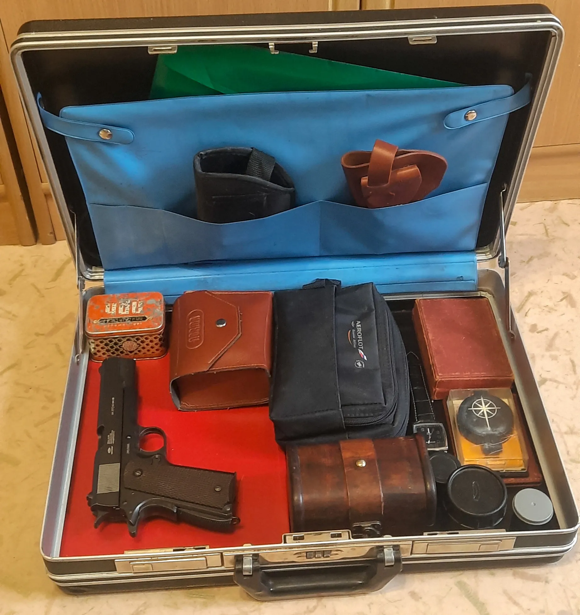 Собственно, что внутри. Да какой хрени там только нет