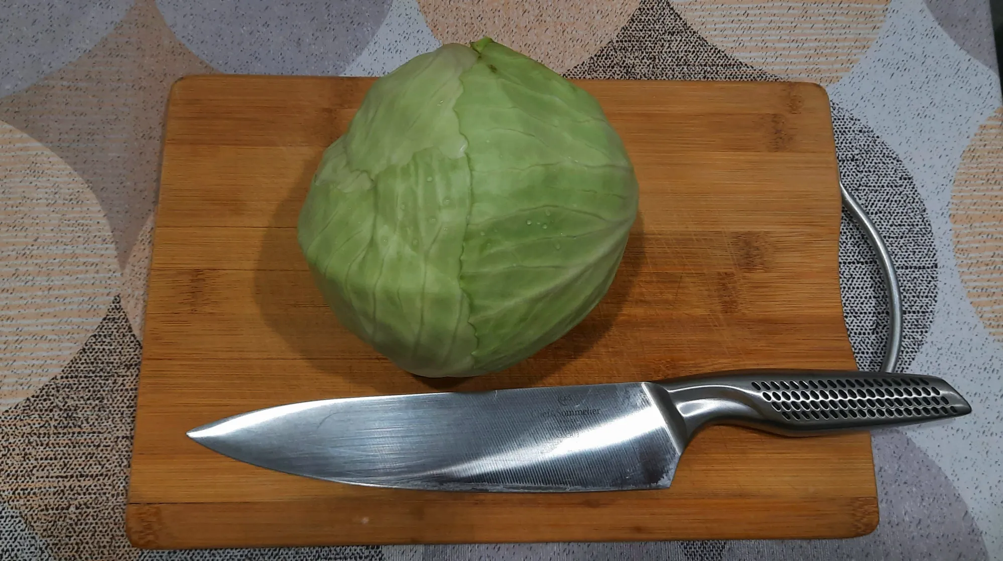 Идём далее. Моем руки после животного. Берём капусту. 800г. - 1 кг. У меня&nbsp; как раз удобный маленький кочан.&nbsp;