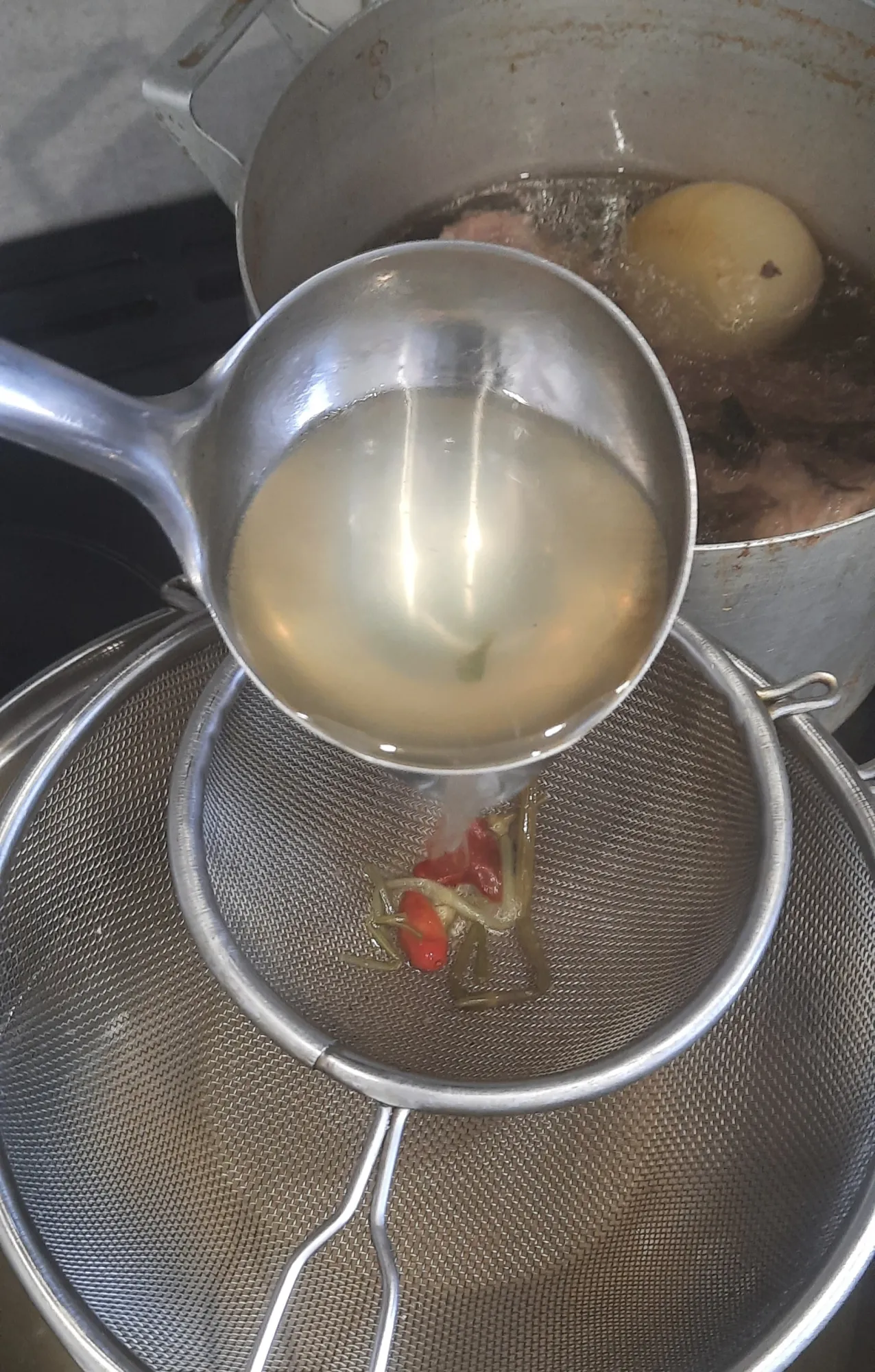 По прошествии двух часов бульон переливаем в нормальную кастрюлю, в которой далее будет вариться суп.&nbsp;