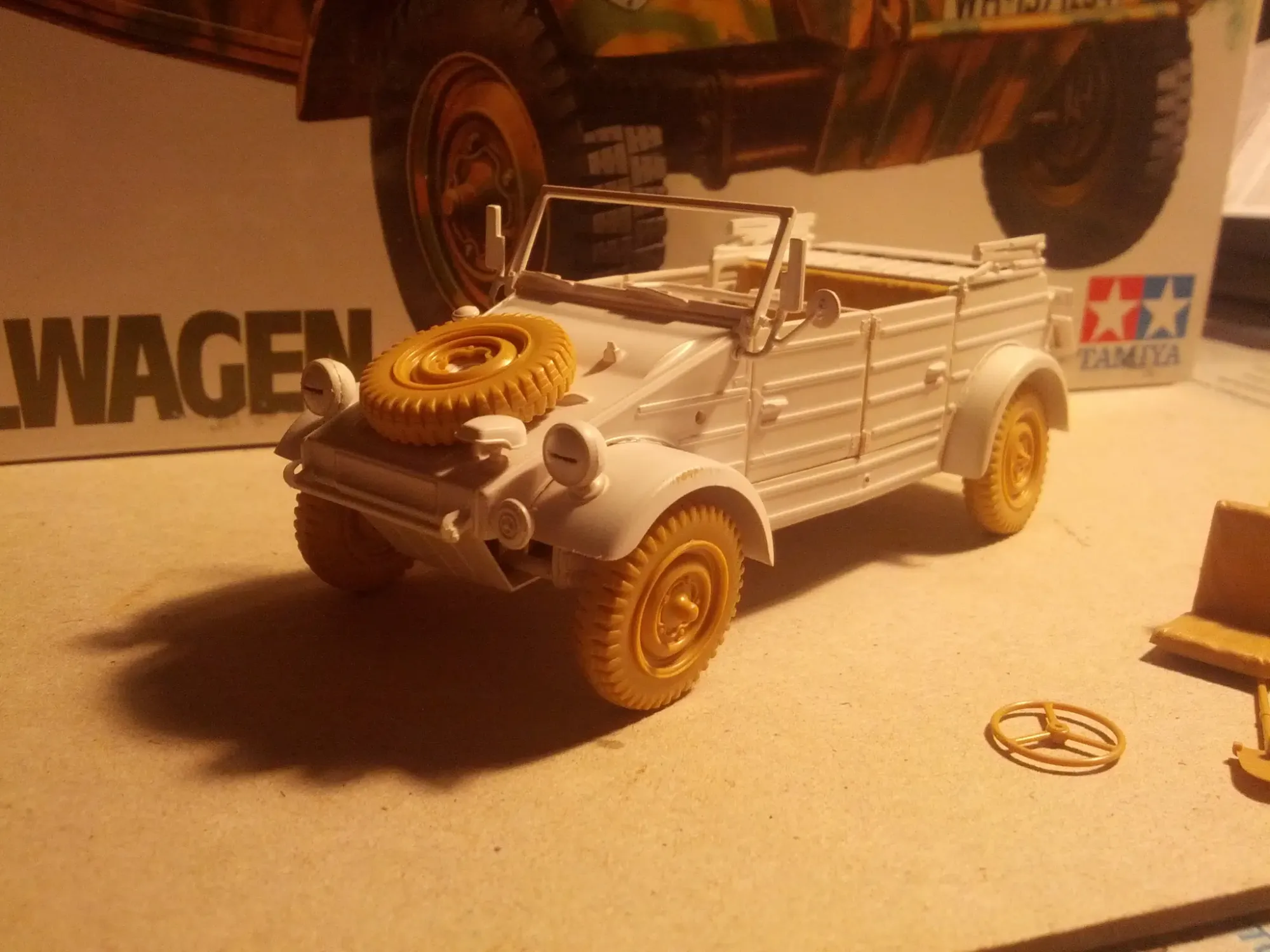 Цвет оригинального пластика - песочный. Здесь я уже покрыл корпус белой грунтовкой. Фары, позже подумав, заменил на сторонние,&nbsp;без светомаскировки, от белорусской фирмы Elf, с настоящими металлизированными рефлекторами.