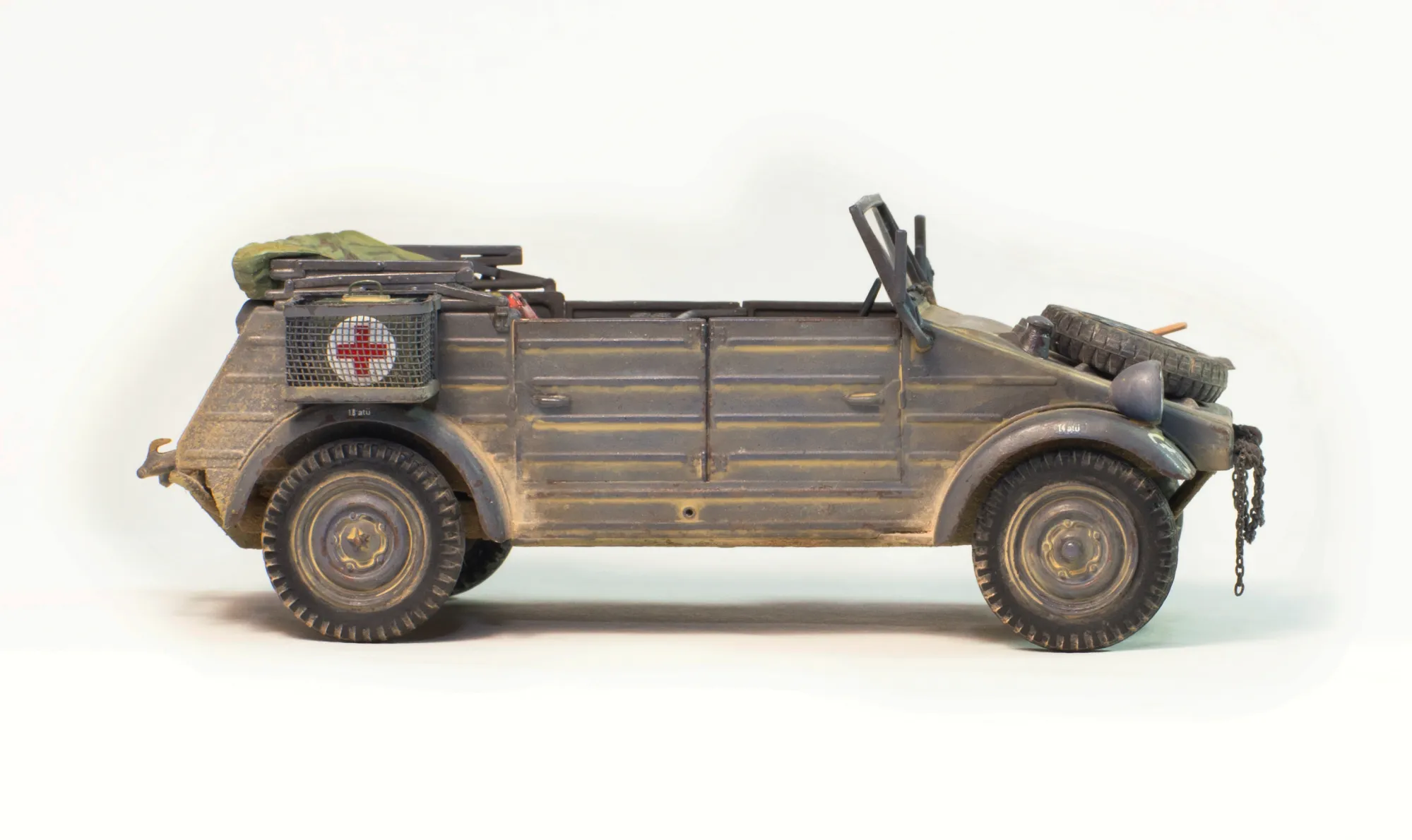 По правому борту добавлена "корзина" (сделанная из чайной сеточки) с медицинскими припасами:) - отсебятина, не предусмотренная в модели