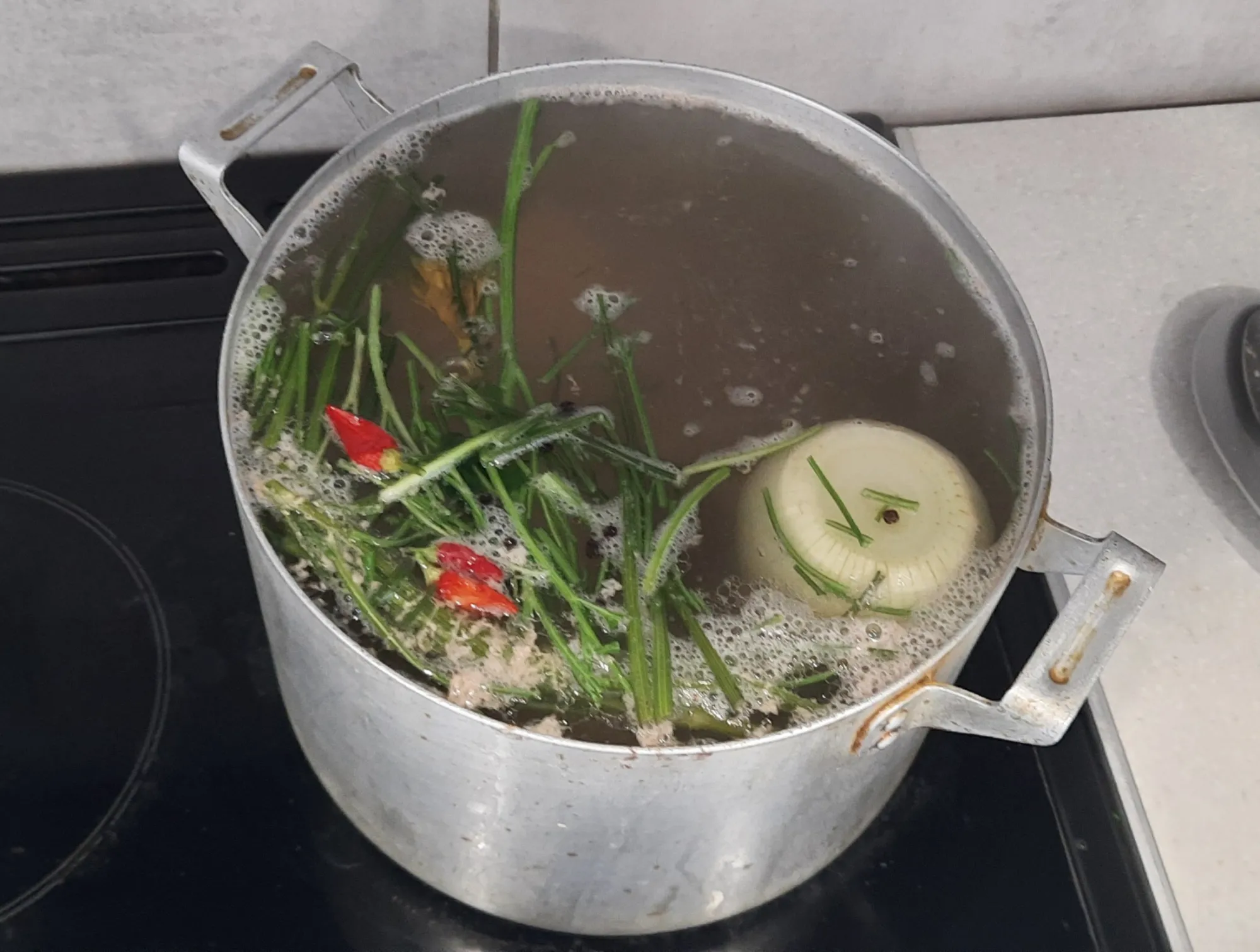 В "технологической" кастрюле. Так я называю большую древнюю советскую кастрюлю, которую использую для грубых процессов. 3,5 литра воды и где-то около килограмма свиных костей с мясом. (можно и говяжий бульон делать, но обязательно мясо на костях)&nbsp;