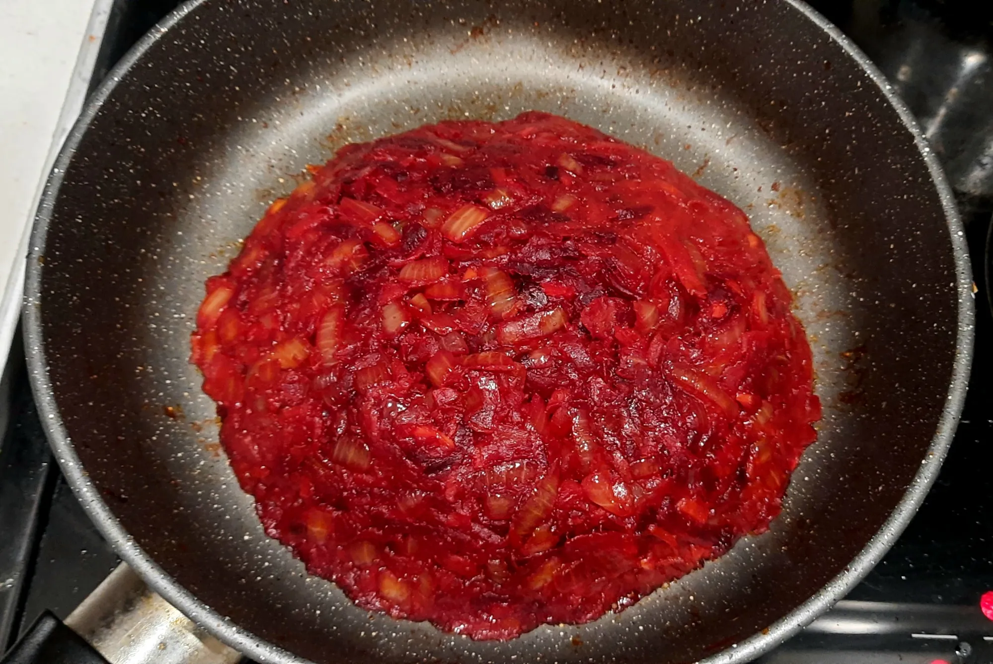 Зажарка готова. В самом конце можно добавить совем немного кипятка из чайника, чтобы собрать вкусы из пригаринок, если они есть, выключить огонь и накрыть крышкой.