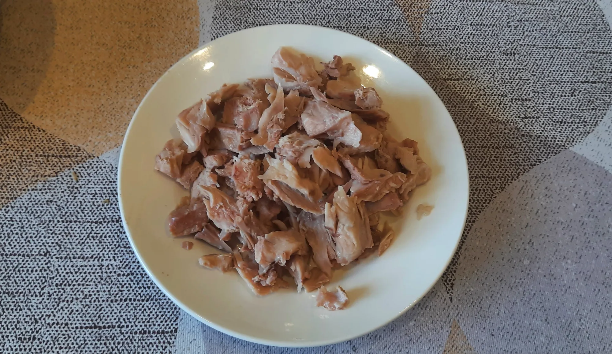 С костей счищаем пригодные кусочки мяса. Часть можно схавать сразу, ибо вкусненько. Когда остынет - накрываем тарелочкой и убираем в холодильник. Пригодится позже.&nbsp;