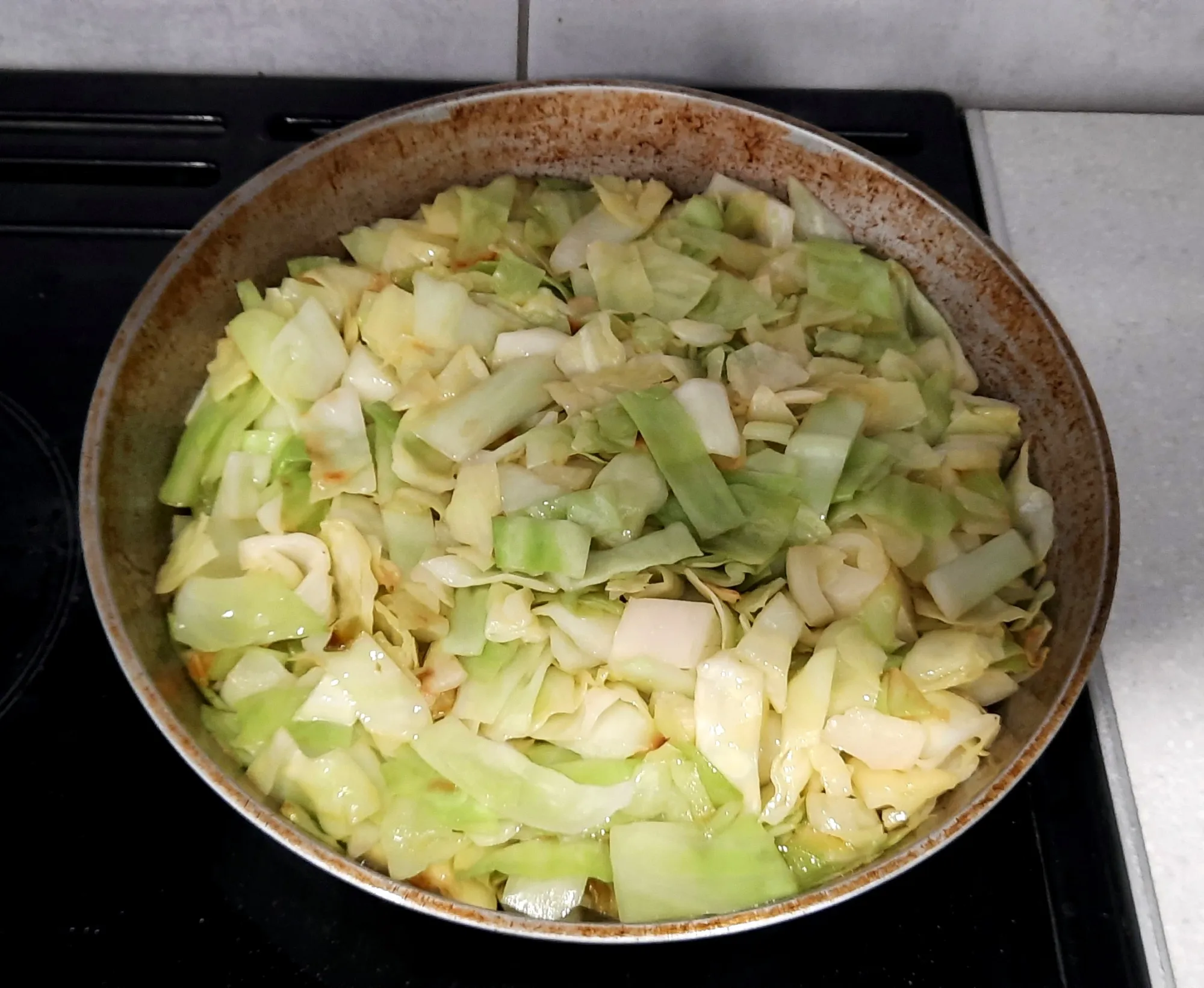 Потом добавляем немного горячей воды, накрываем крышкой и тушим на медленном огне. Наверное около часа. Пока готовим всё остальное. Я люблю чтобы капуста в супе была мягенькая. Можно на этом этапе добавить в неё щепоть соли и щепоть сахара. Когда капуста станет достаточно мягкой - просто выключаем огонь и путь себе стоит, ждёт своего часа.