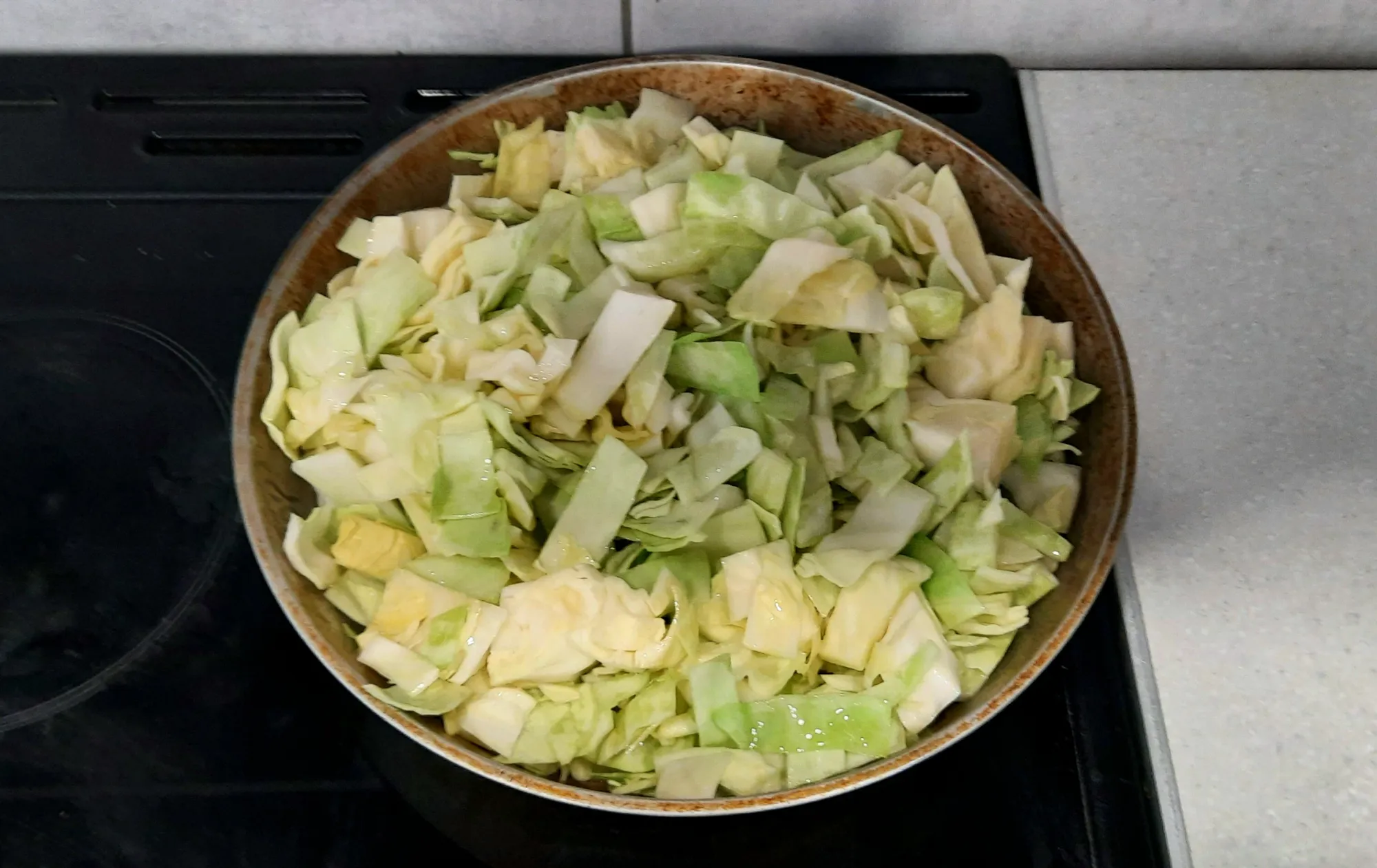 Вываливаем на широкую разогретую сковороду с растительным маслом, немного пассеруем. Во, сковорода, кстати, раритет дедовский, конца 50-х или начала 60-х!