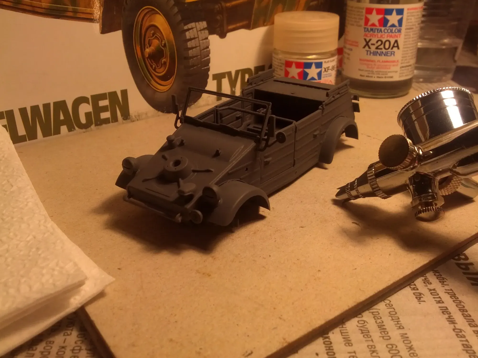 Основной цвет будет - немецкий армейский серый, на первую половину Второй Мировой Войны (красить технику в песочный цвет с зелёно-коричневым камо немцы начали только с 1943 года).&nbsp;Задуто из аэрографа акриловой модельной краской от той же фирмы Tamiya, покрыто матовым лаком.