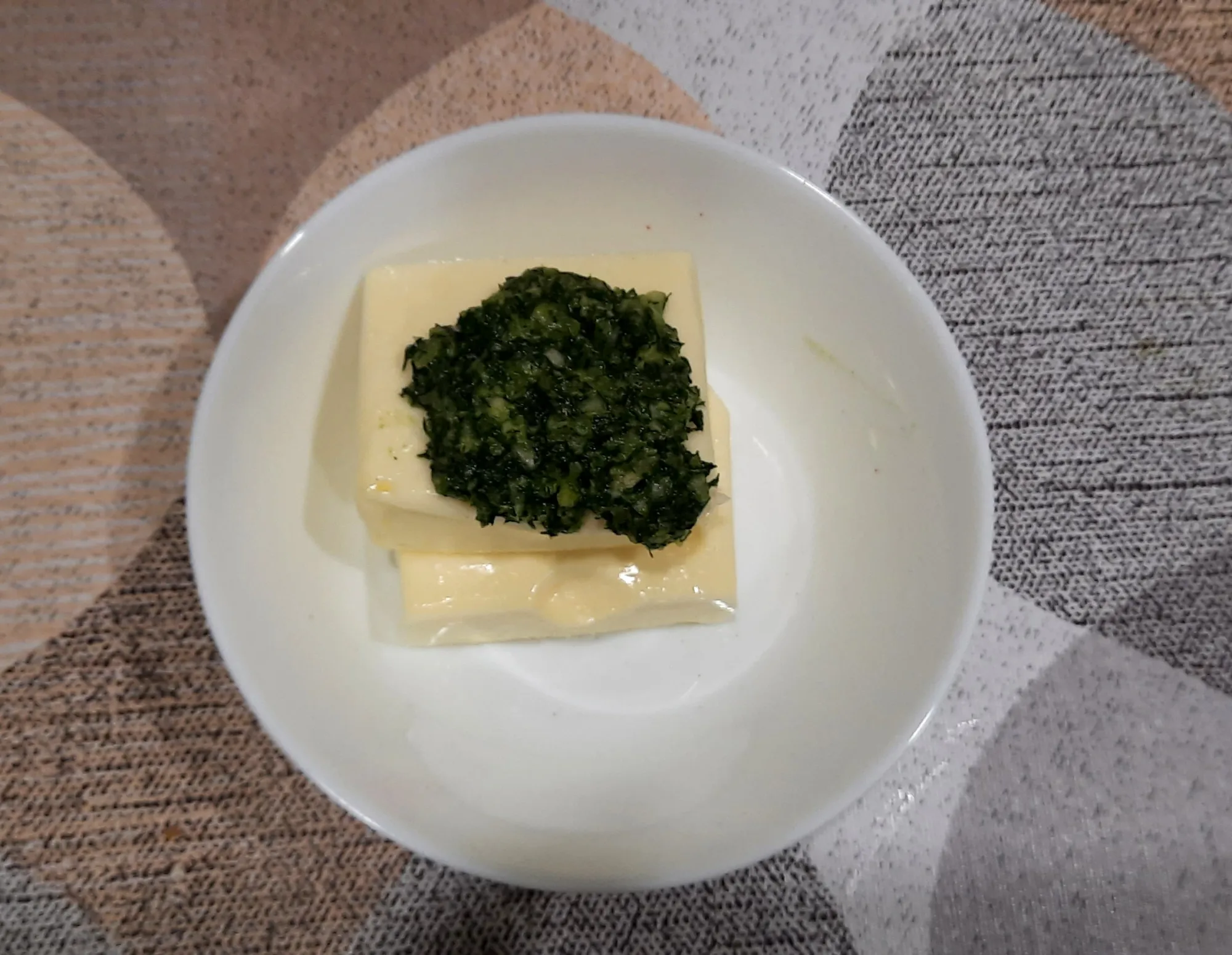 Хорошенько перетираем и отправляем получившуюся массу к сливочному маслу