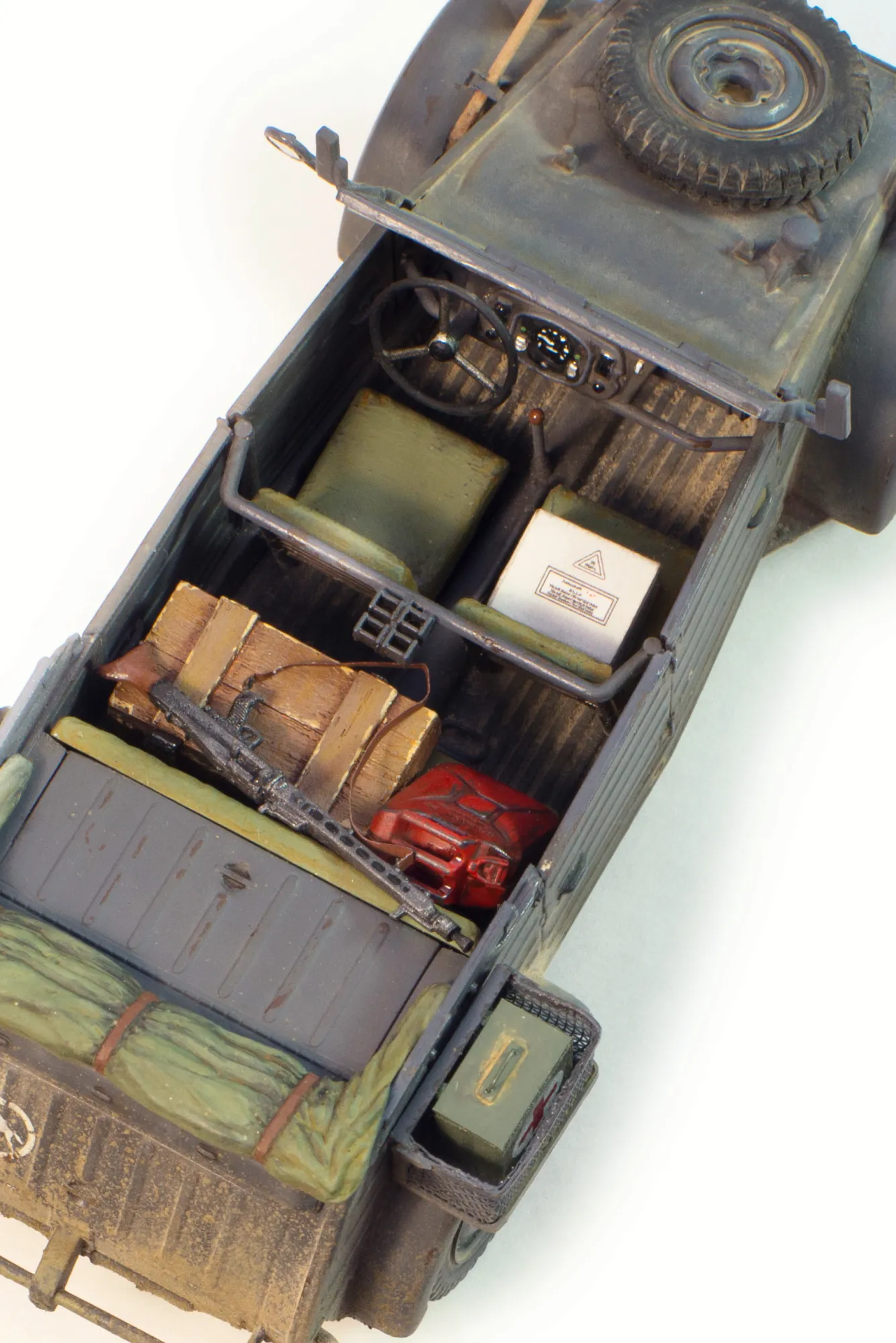 Приборная панель окрашена кистью-нулёвкой. На сегодняшний день в моделизме существуют так называемые 3D-декали о которых я расскажу в других постах. Очень крутое изобретение для творчества, настоящие трёхмерные объёмные переводные картинки-текстуры! Российское изобретение, между прочим. Что, однако, обесценивает все усилия в работе с тонкой кистью. Здесь я всё ещё прорисовывал спидометры по старинке:) Пол автомобиля угвоздан грязью от солдатских сапог:)