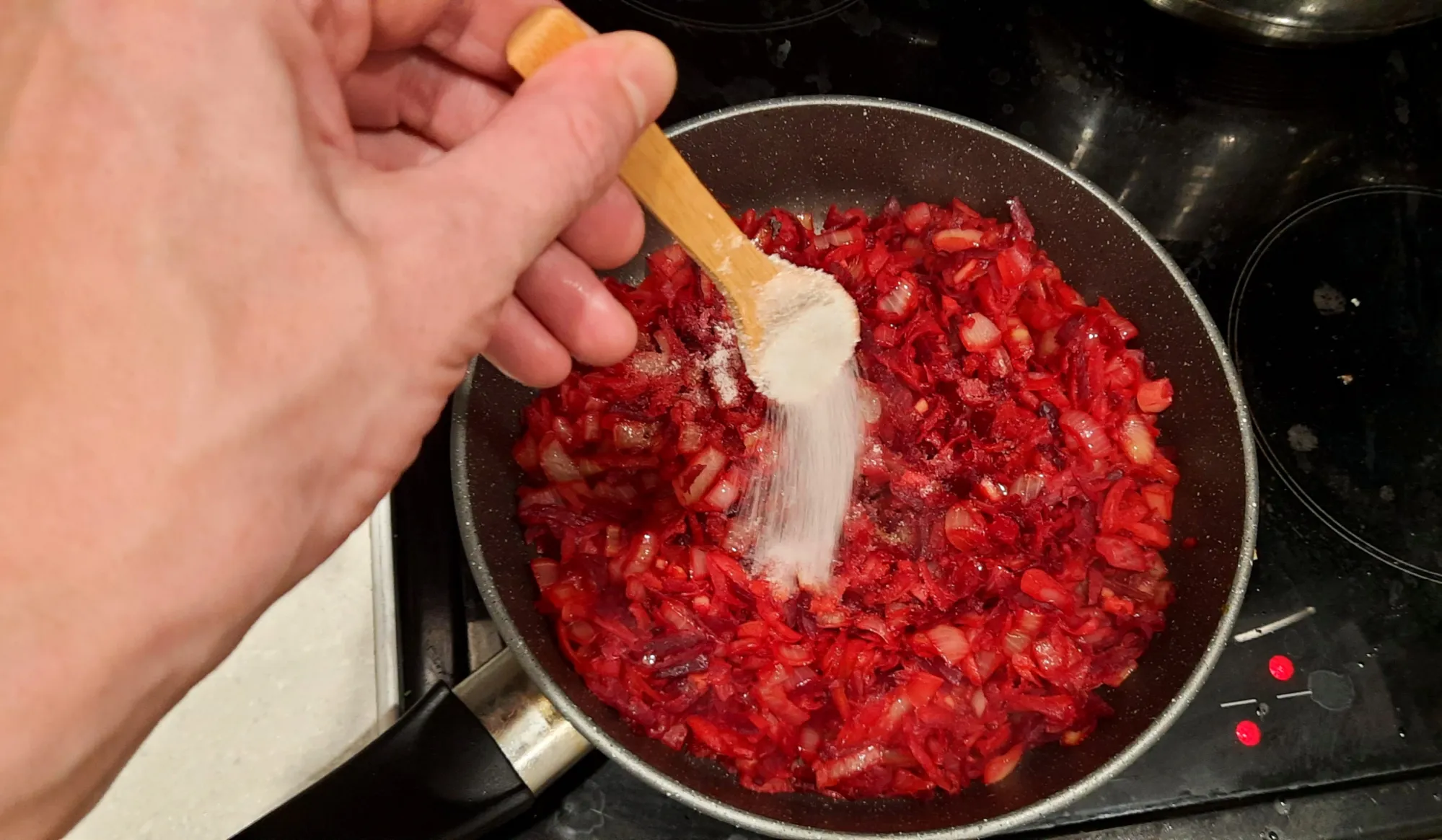 На этом этапе можно добавить совсем немного соли и сахара.