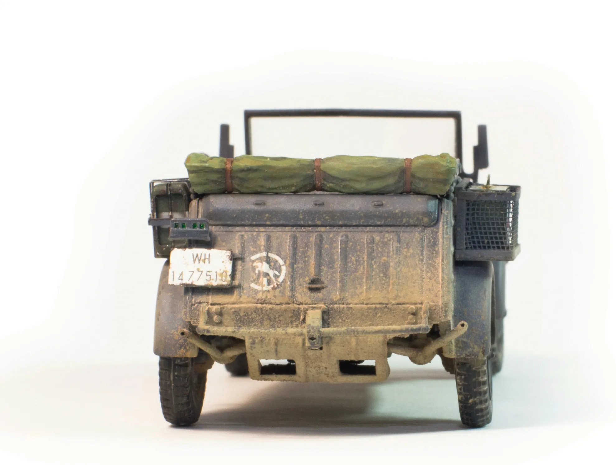 Эмблема 24-й танковой дивизии Вермахта, которая была в начале 1943 года почти в полном составе отправлена Советской Армией в ад к немецким богам. Маркировка дана в наборе декалями - переводной картинкой.