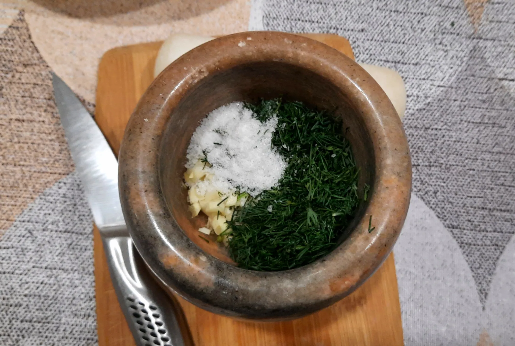 Отправляем их в ступку, вместе с хорошей щепотью соли крупного помола.