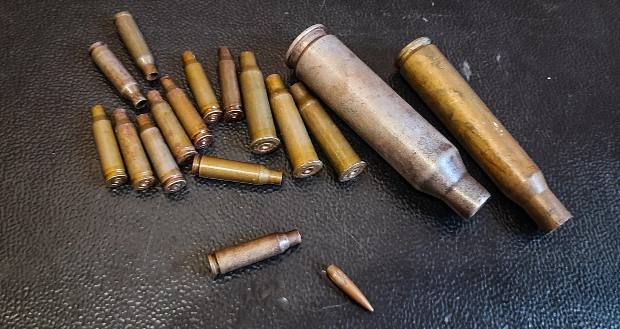 Конечно же куча гильз разных калибров. Рядом с посёлком, где я жил в детстве, была воинская часть и полигон. Так что гильз у меня был целый мешок. Оставил на память лишь немного. Есть ещё и боевые нестрелянные патроны от ПМ откуда-то ещё с советских времён. Фото не будет, потому что, камон, товарищ майор, я просто привираю:)