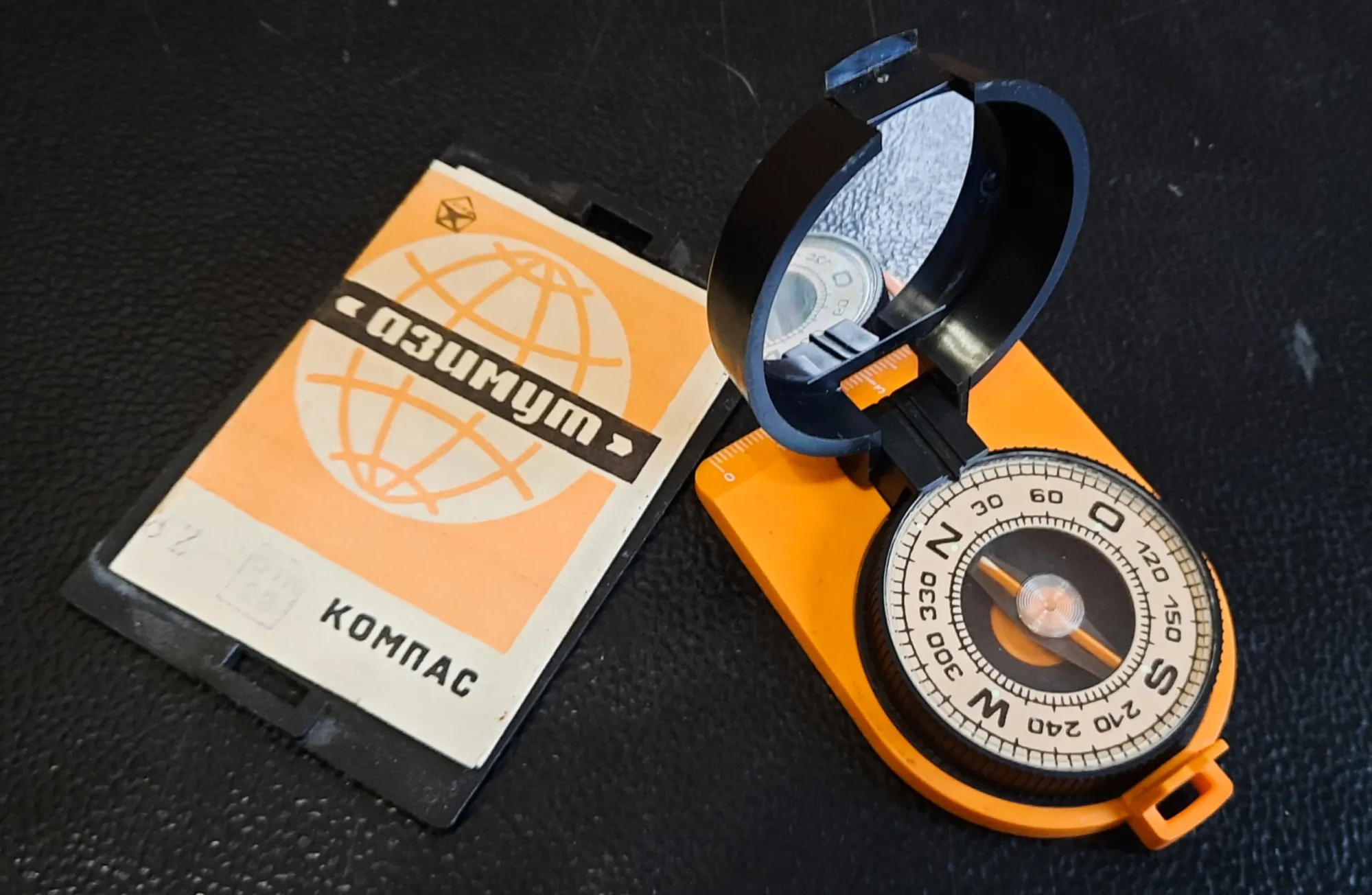 Советский компас. Не использованный ни разу с 1982 года. Даже инструкция на месте.