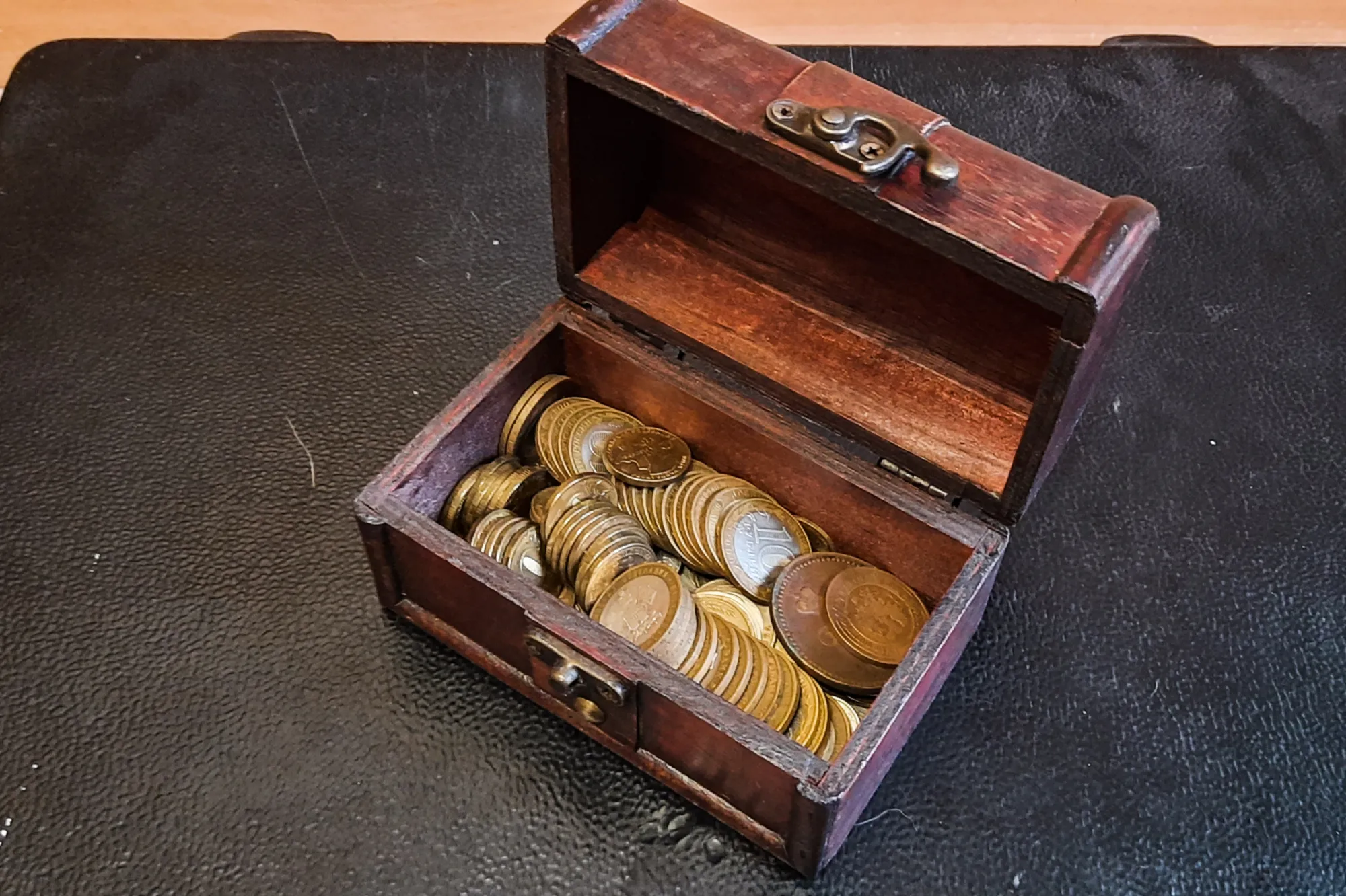 Сундучок с монетками. Основная масса монет там&nbsp; - советские рубли и копейки после 1961 года.