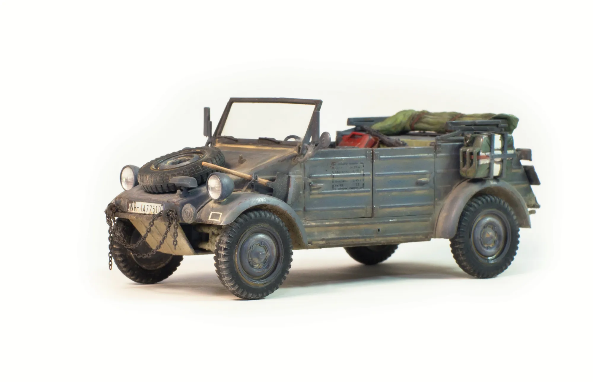 Произведены доработки, не предусмотренные в наборе, но оживляющие модель. Рукоять штатной лопаты выточена из зубочистки. Изготовлено её крепление. По левому борту добавлена канистра с водой. Немецкие канистры (называемые на американский манер "Jerrycan") для воды окрашивались в зелёный цвет, с белым крестом. На носу закреплена "цепь"