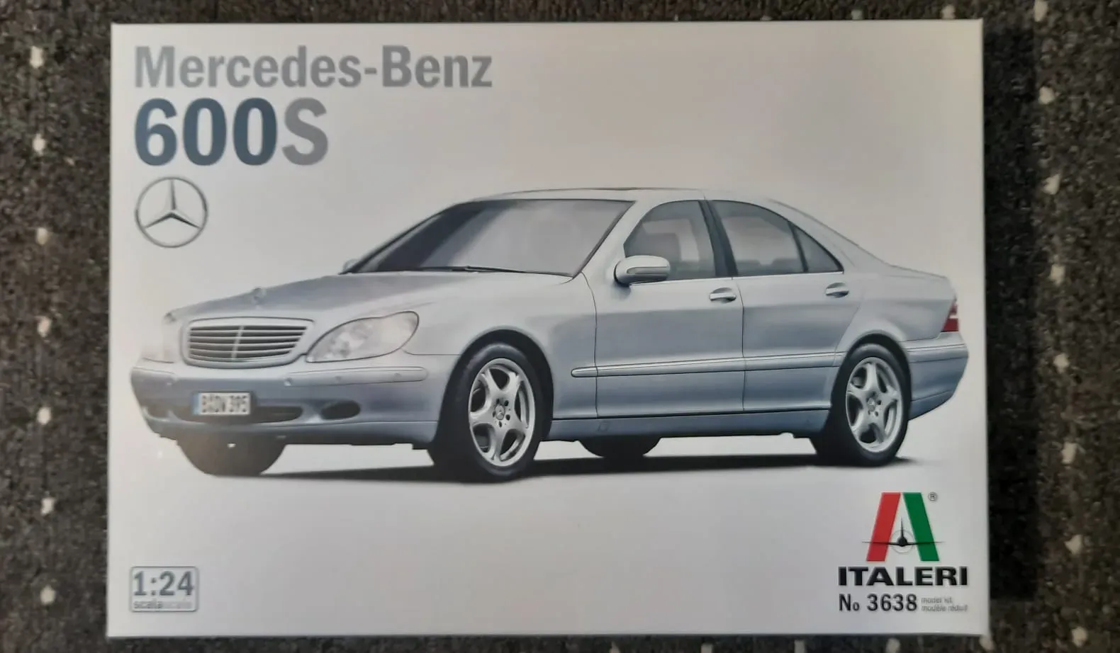 Модель производится по лицензии от Даймлер-Бенц, о чём свидетельствует красивая голографическая налейка на боку коробки.