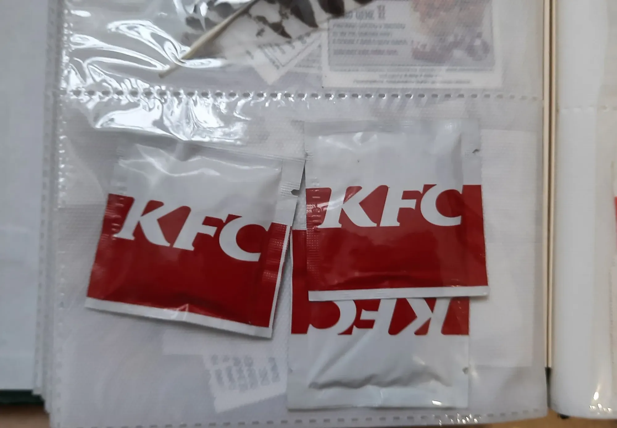 И даже салфеточки из KFC, внезапно, тоже ставшие исторической ценностью: xD