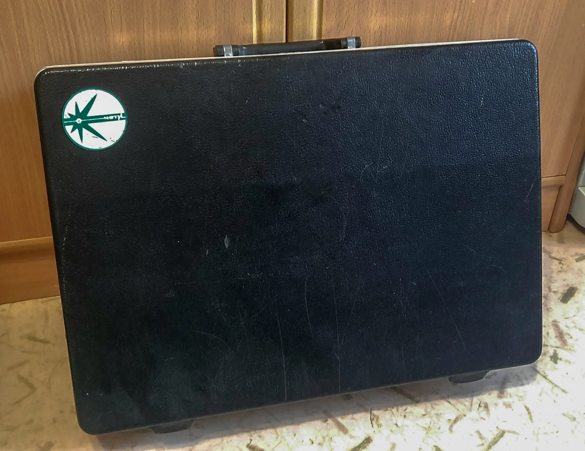 У меня не коробочка, а прям целый кейс. С которым батя во времена развитого социализма в институт гонял. А я его в сознательном возрасте реквизировал:)