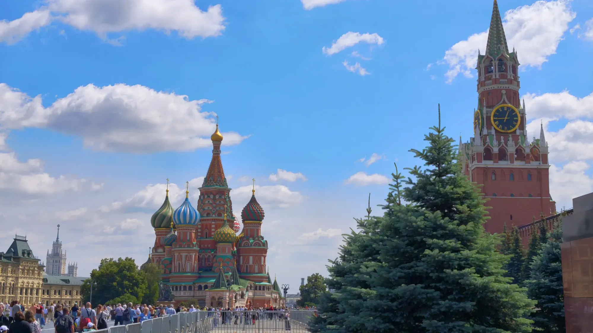 Любуемся красотами и три раза посещаем кремль.