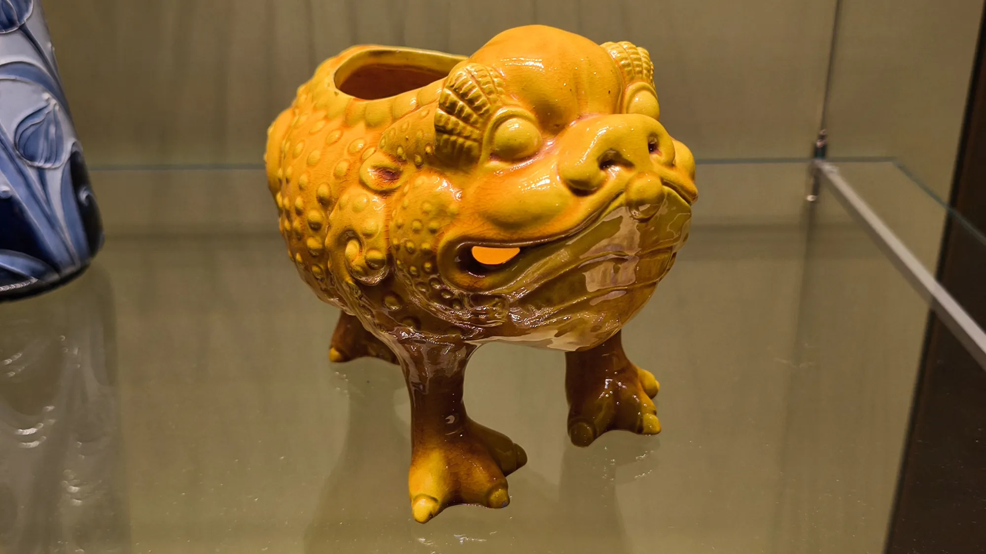 Трехлапая ваза-жаба