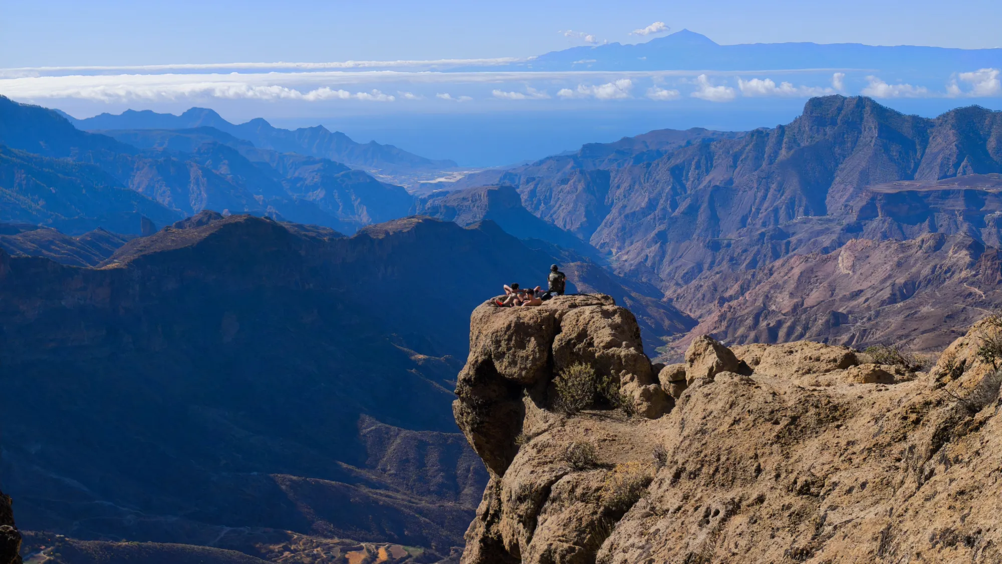 Вон там вдалеке справа пик. Это Тенерифе.