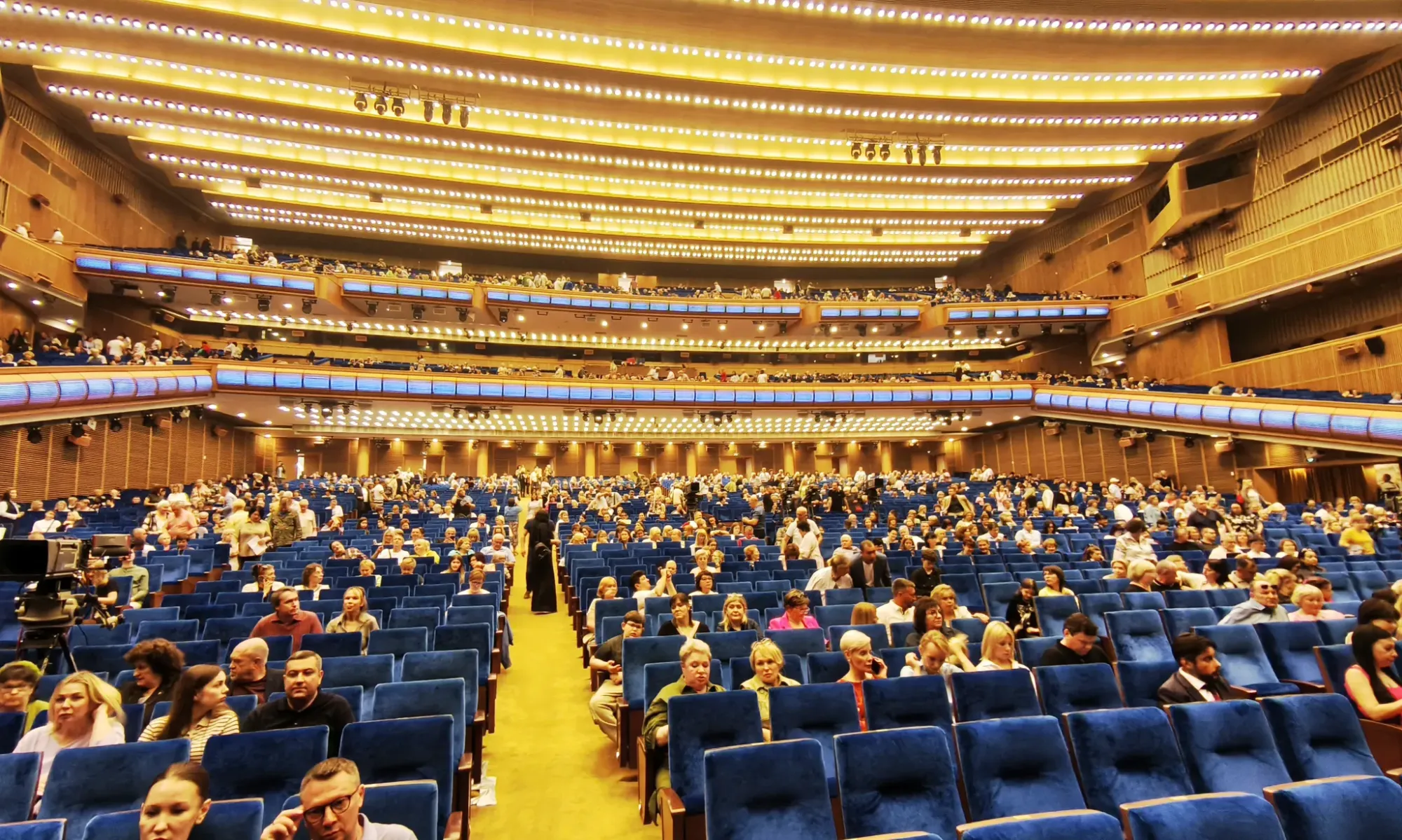 В жизни он выглядит ещё больше, чем по телевизору. Кремлёвский дворец.