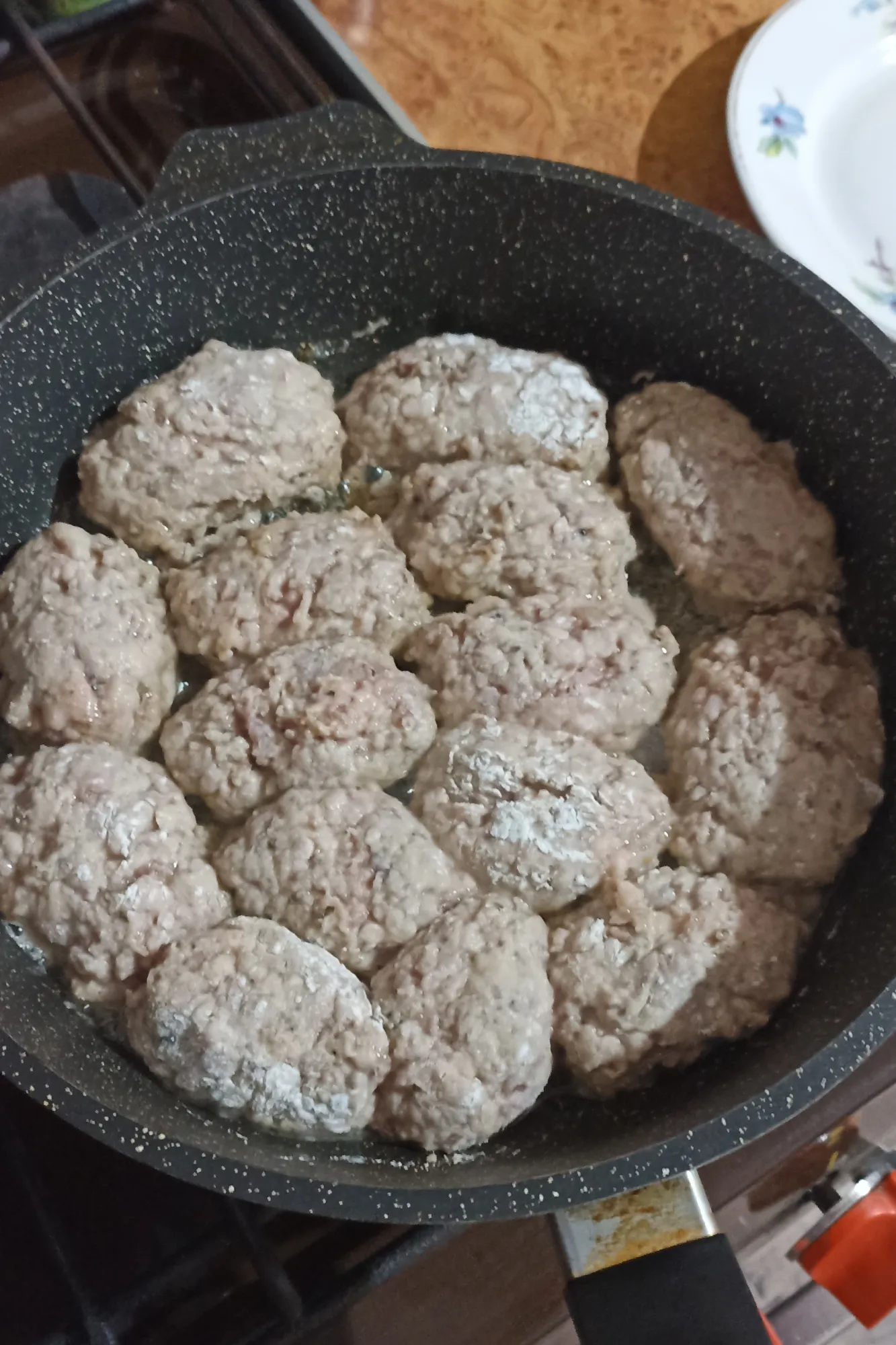 Из этого фарша не очень вышло, они разваливаются и форму не держат