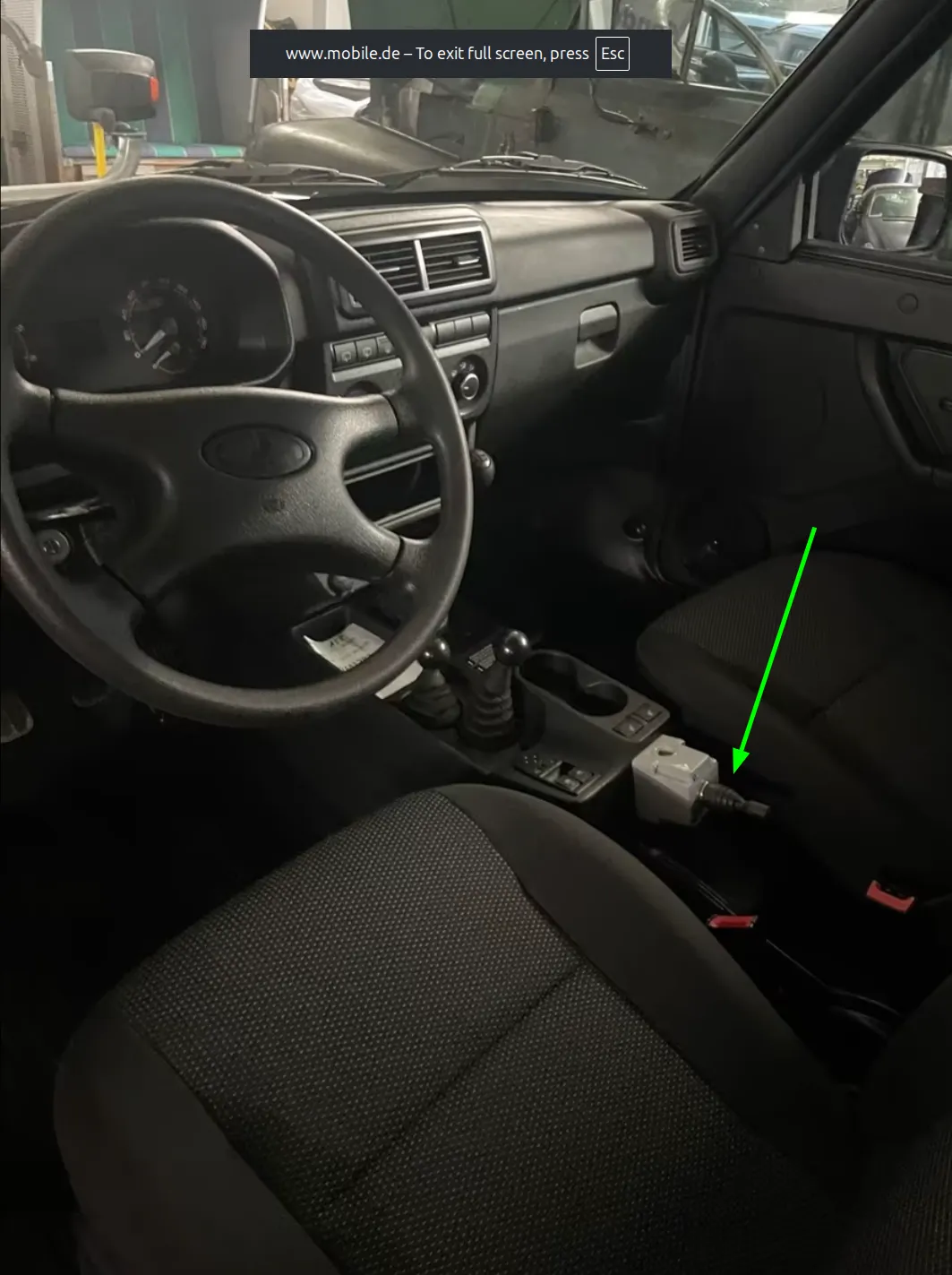 Управление отвалом показано стрелочкой.