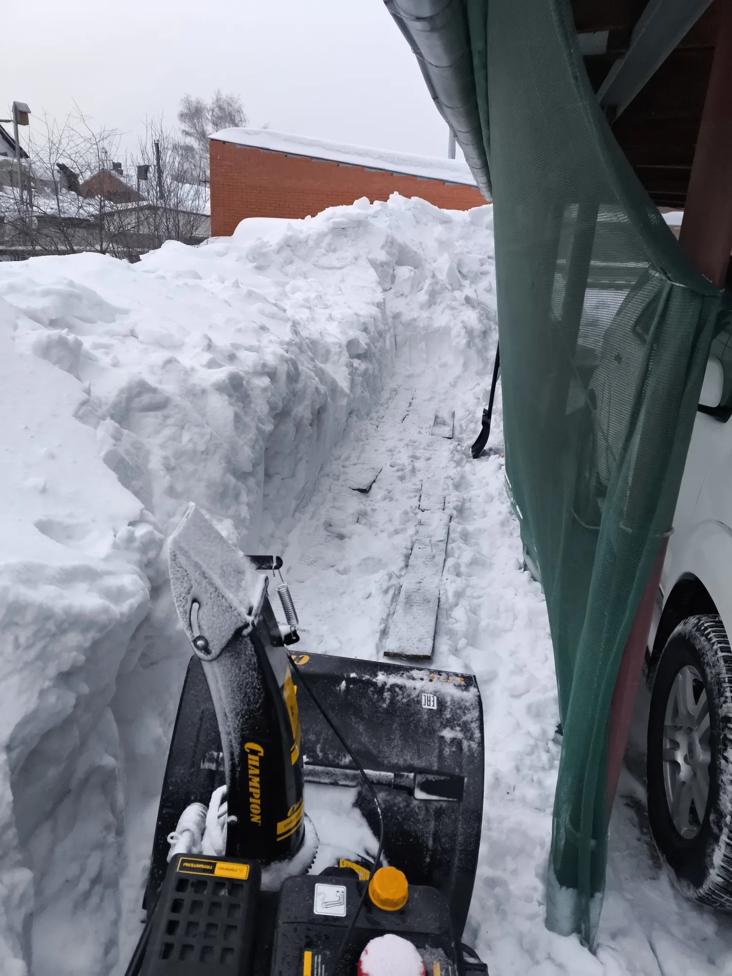 Снегоотбрасыватель пустил по доскам. Под ними ещё примерно 40см снега. Да и так высоты захвата шнека не хватает на такую кучу...