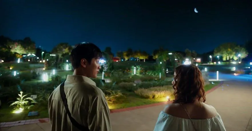 Луна стареет. Кстати, определить очень легко: если серпик&nbsp;–&nbsp;это читаемая буква С, то стареет; если же приставить палочку к серпику и получится буква Р&nbsp;–&nbsp;то растет