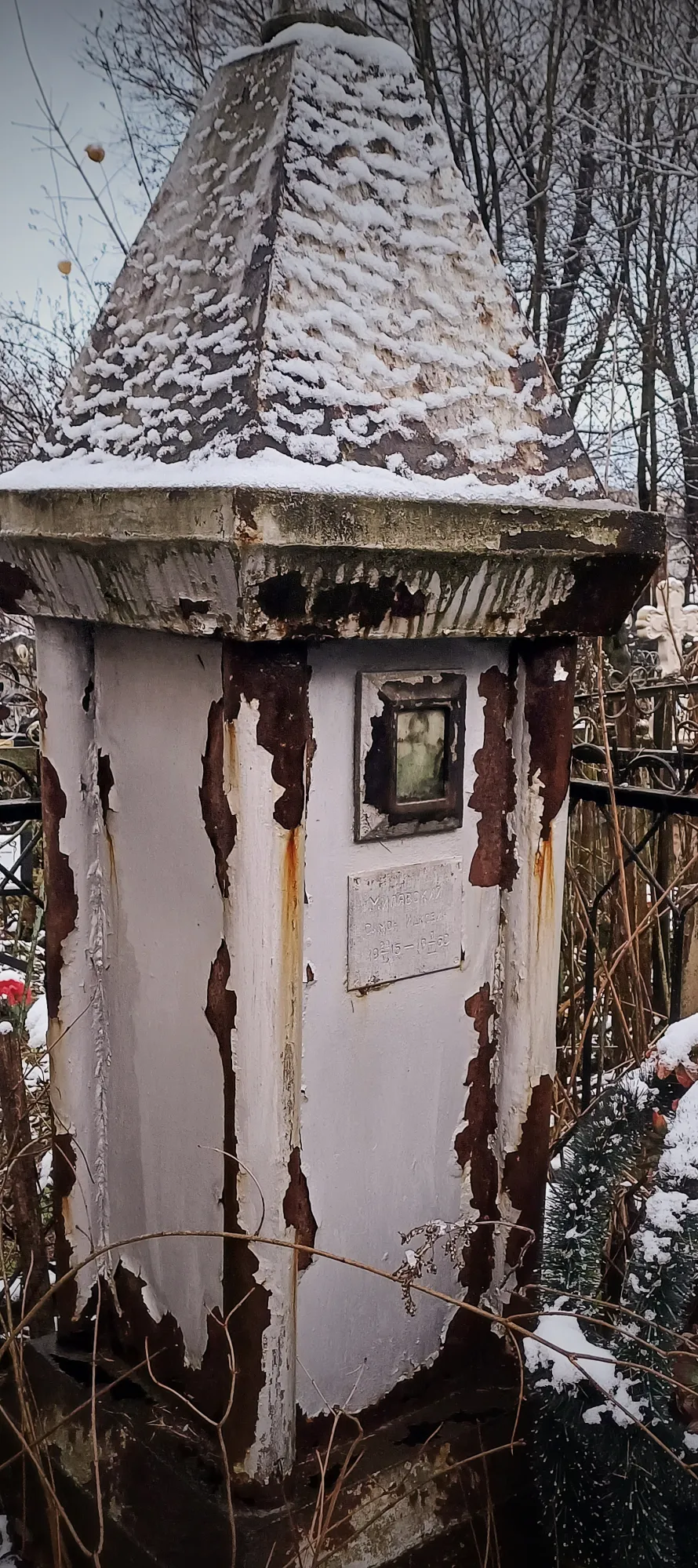 Облупившаяся краска вкупе с такой фотографией задаёт определённую атмосферу. Думаю, когда этот памятник был новым он смотрелся статнее