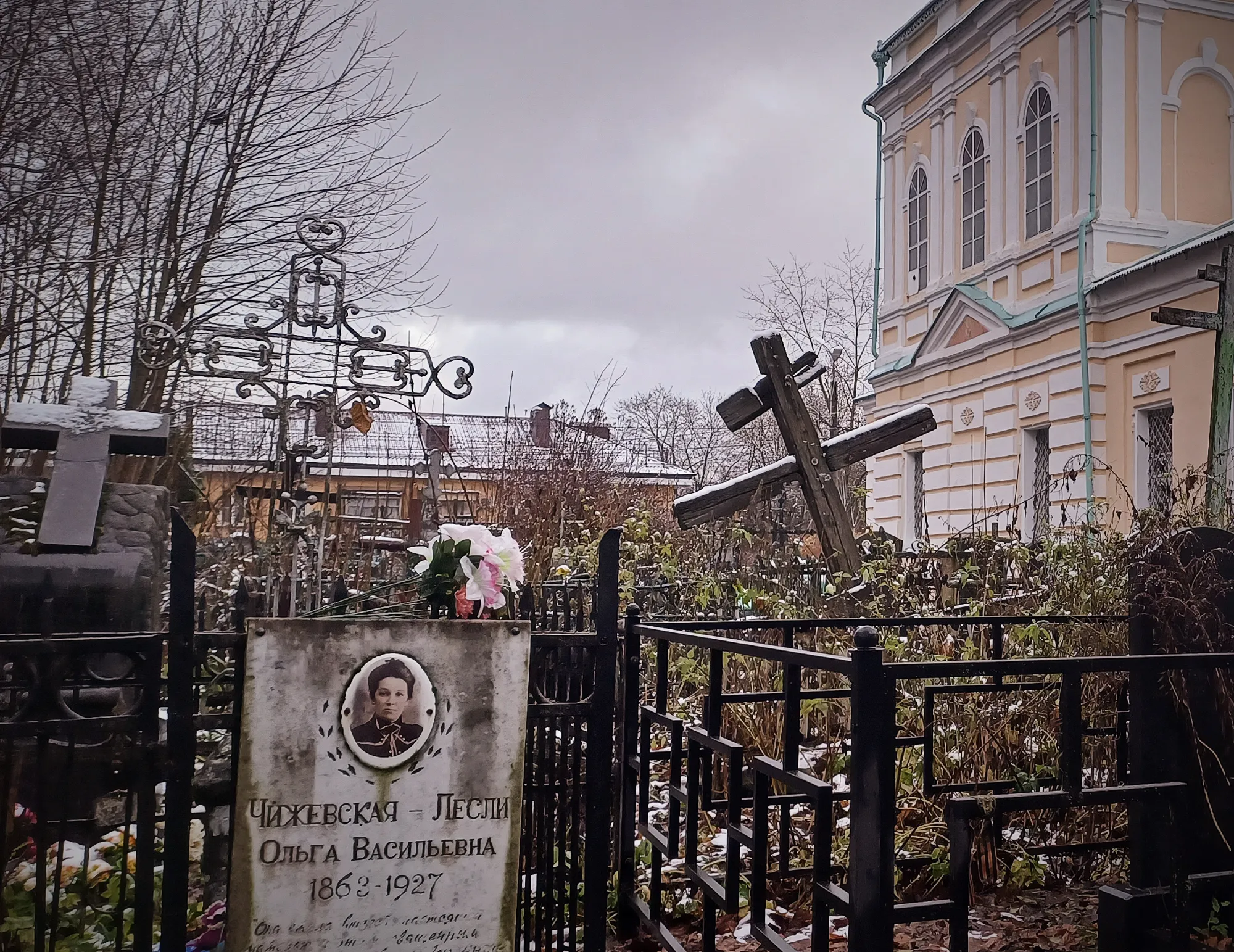 На передний план попала могила 1927 года, хотя изначально удивил почти упавший крест сзади