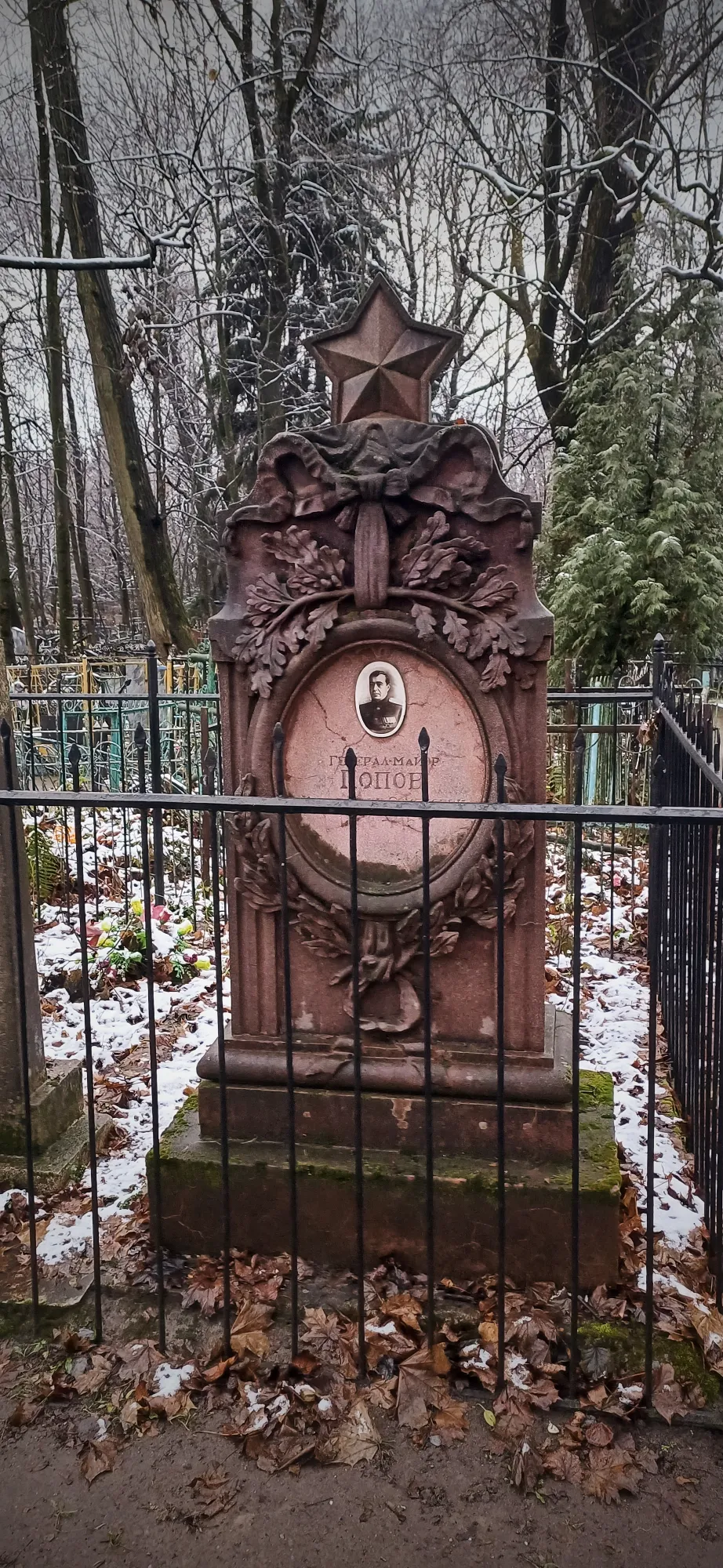 Генерал-майор, и памятник соответствующий