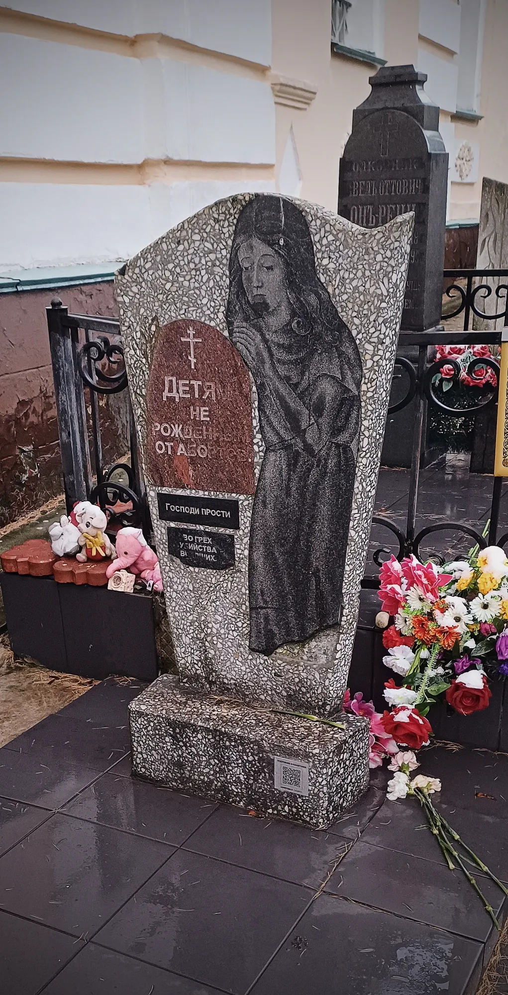 Как и этот памятник - нерожденным из-за аборта детям. Смешные чувства от него